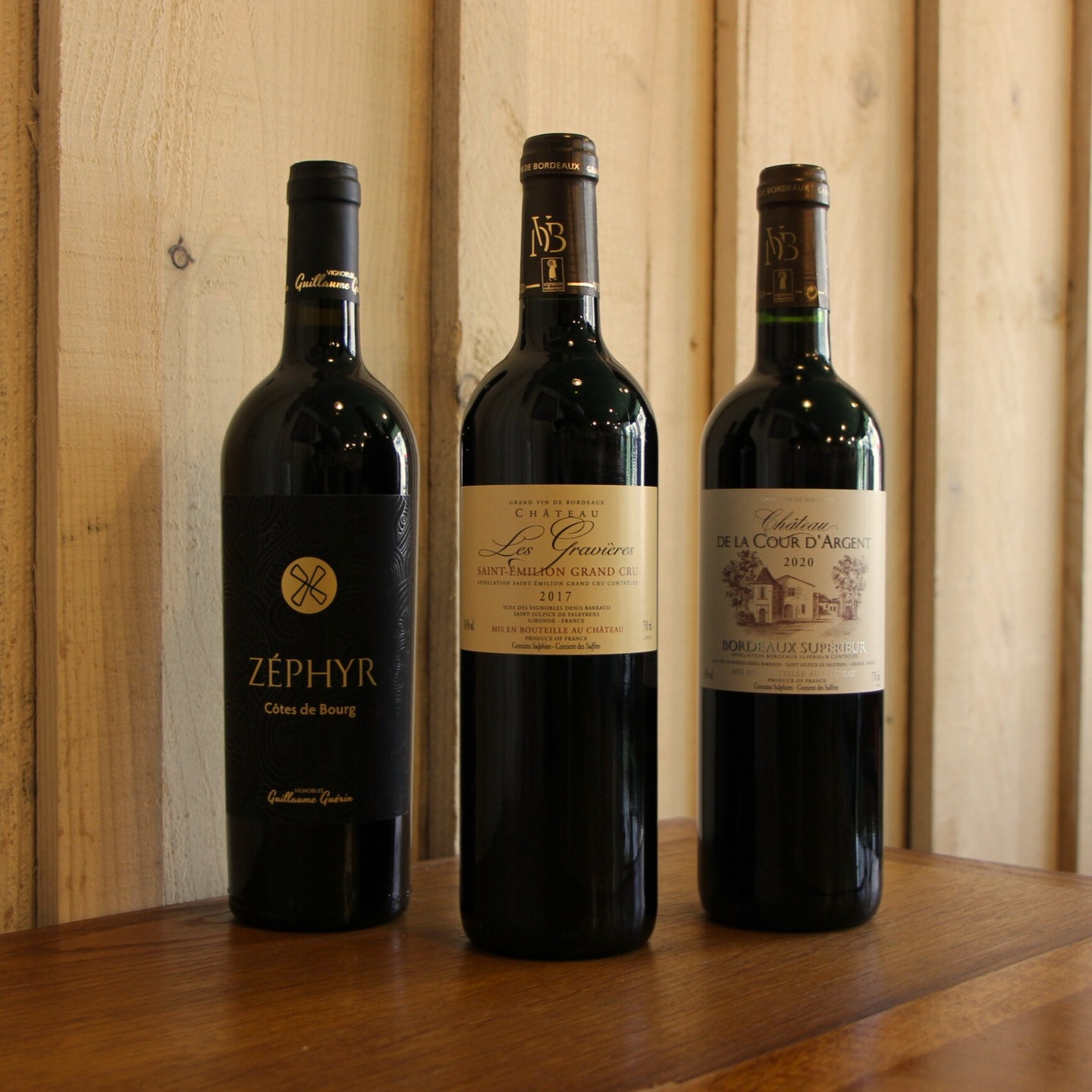 🍷 Bordeaux : Paternel et éternel 🍷
Ils sont la référence de nos caves, de nos tables et de nos plaisirs. Les Bordeaux sont éternels, tout comme l'amour pour nos pères. Venez découvrir notre sélection Bordelaise pour la fête des Pères.
Gravières : Saint-Emilion Grand Cru, de la douceur et de la grandeur. (30,00 €).
Zéphyr : Une rondeur boisée de violoncelle. (17,00 €)
Cour d'Argent : Un Bordeaux supérieur pour un plaisir intérieur. (11,00 €)
L'abus d'alcool est dangereux pour la santé. Consommez avec modération.