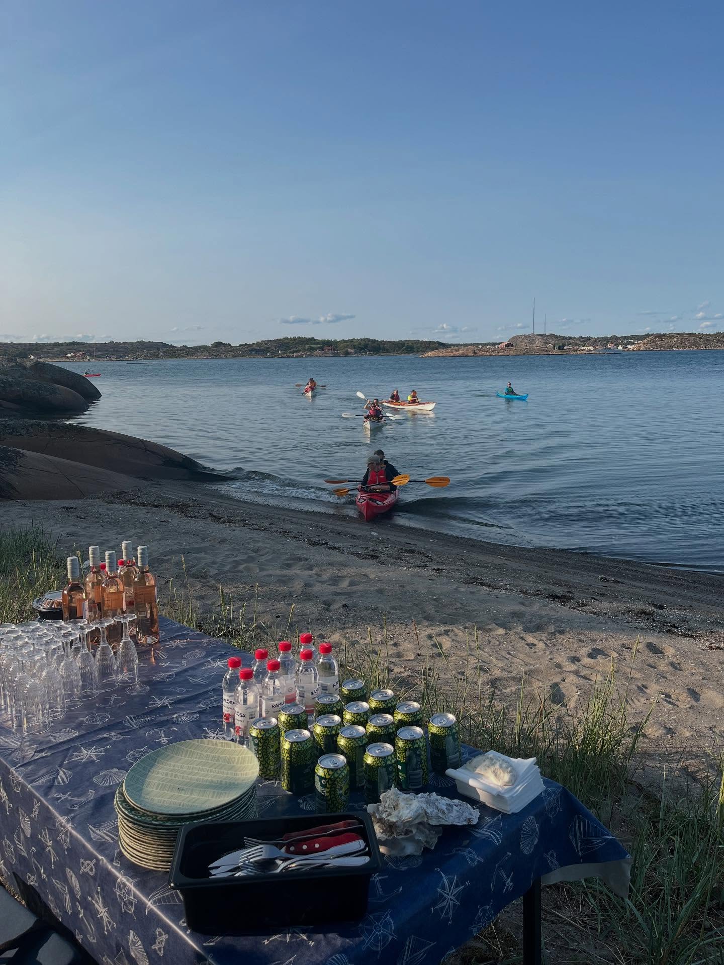Gourmet paddling med jobbet? Igår hade vi en grupp från @tanumstrand med deltagare från fler olika länder. De hade valt att boka gourmetpaddlinge vilket innebär god mat från lokal restaurang i detta fallet @strandvagenfem. Efter en fin tur i skärgården och god mat på en ö paddlade gruppen hemåt i solnedgången med våra duktiga guider @henrikappelgren och @moakatrinstromberg. @kathrineolufsen och @tottekajak tog hand om logistiken i bakgrunden med båt. Roligt teamwork! Vill du också ta med familjen eller jobbet ut i skärgården kontakta oss så berättar vi mer!