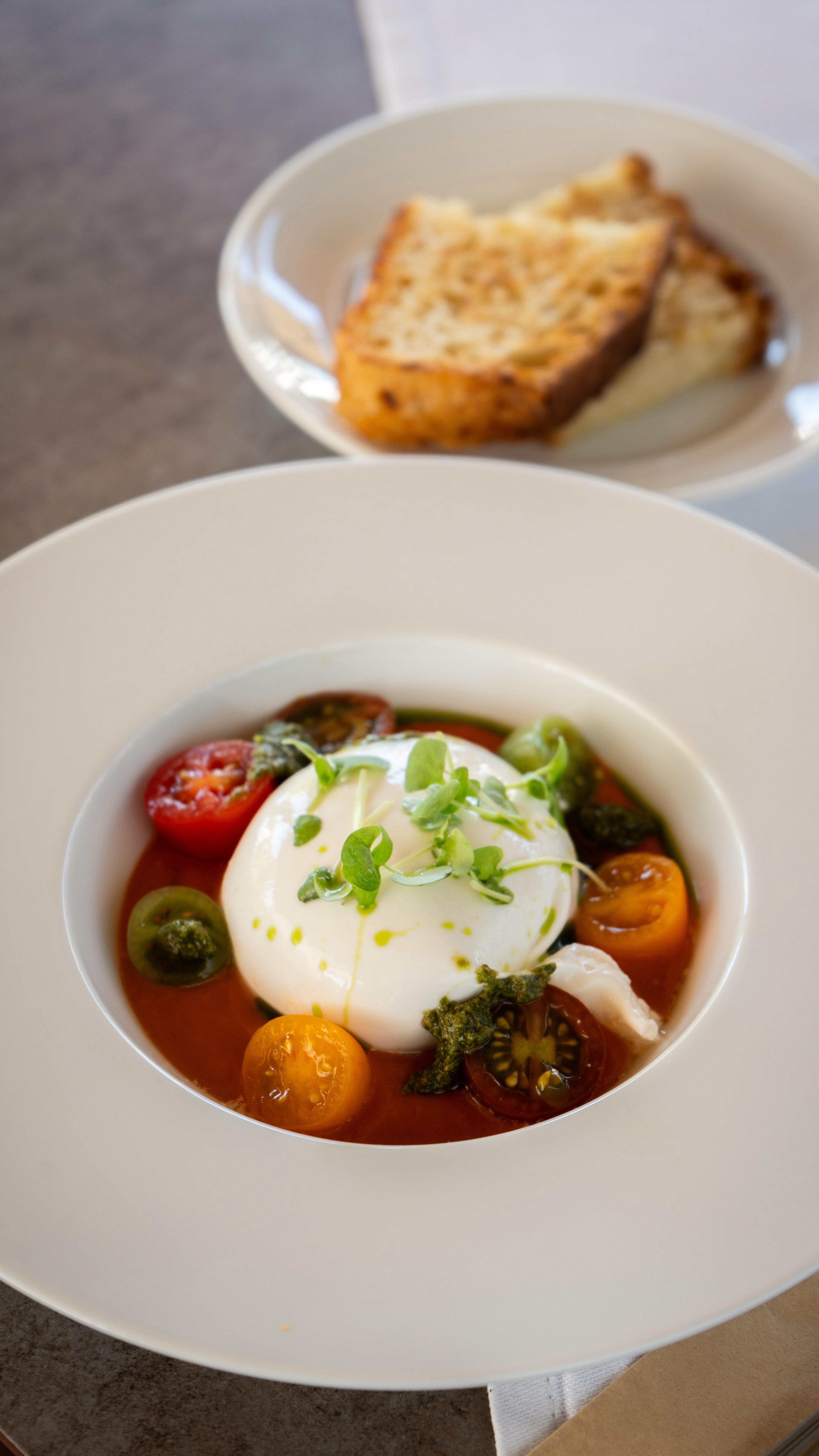 🌞 Sommergenuss im Strasser Hof 🌿
Die neue Speisekarte ist da! Es erwarten euch sommerliche Highlights wie...
🍅 Burrata die Bufala - Büffelfrischkäse auf Paradeiser und Basilikum, dazu hausgemachtes Focaccia
🍴Vitello Tonnato - gebratenes Kalbsfleisch dünn geschnitten mit Thunfischsauce und Kapern
🥩 Gegrilltes Tomahawk-Steak vom Höllerschmid's Ötscherblickschwein mit Kräuterbutter, Pommes Frites & Speckfisolen
🐔 Sommerlicher Hühnerspieß - Hühnerbruströllchen mit Kräutern und Putenschinken gefüllt, auf Blattsalat, Joghurtdressing und Balsamico, serviert mit hausgemachtem Focaccia
🍓 Beerentörtchen - Mürbteigtartelettes mit weißem Schokomus und frischen Beeren
🍰 Cheesecake mit Himbeersorbet
☕️ Tiramisu im Glas serviert
Kommt vorbei und überzeugt euch selbst.
Wir freuen uns!
#strasserhof #wirtshaus #familienbetrieb #sommerkarte #regionalgenuss #neuespeisekarte #wirtshauskultur