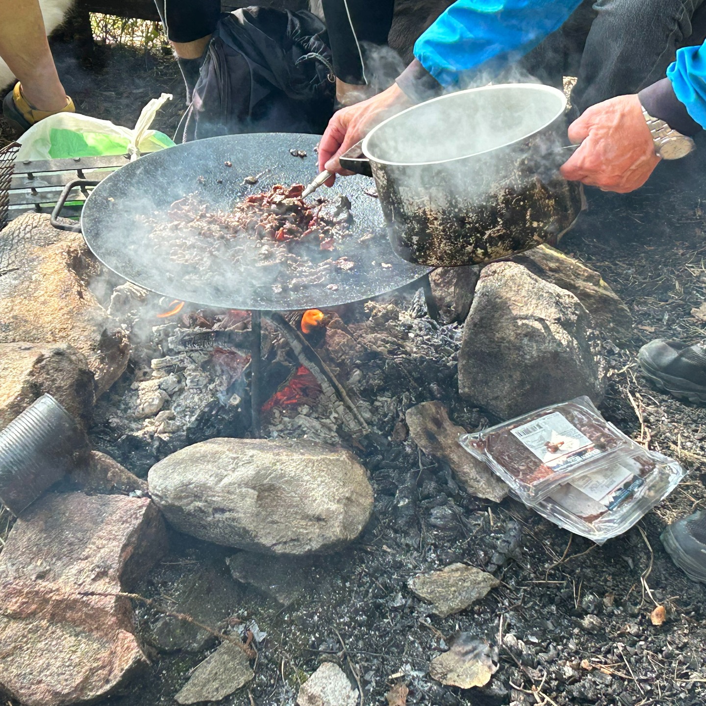 Hej alla medlemmar!
Vi vill dela en uppdatering kring planerna på en fest i kåtan i augusti. Under arbetshelgen i maj lyfte vi idén, och även om många tyckte att det lät roligt, var det få som kunde eller ville vara med och arrangera. Vi har också haft ute en intressekoll via sociala medier och medlemsbrev, men tyvärr var det för få personer som svarade att de både ville delta och hjälpa till att ordna festen.
Utifrån det låga intresset har vi i styrelsen beslutat att inte gå vidare med den större festen i kåtan som planerat i augusti. Det känns såklart lite tråkigt – vi hade gärna sett en fest tillsammans med er!
Men – allt är inte inställt! Vi har fått positivt besked från Nationella minoriteters kulturhus (NMKH), som gärna vill samarbeta med oss kring ett evenemang senare i höst. Det skulle i så fall ske i deras lokaler på Redbergsteatern i Göteborg, och vi bjuder in även personer utanför föreningen. Studieförbundet Vuxenskolan har också visat intresse för att vara med och arrangera.
Men, för att vi ska gå vidare krävs att det finns ett tydligt intresse från er medlemmar. Det behöver inte betyda att alla måste arrangera, men vi behöver veta om ni vill komma på ett sådant evenemang.
Vi funderar också på att ha en enklare sommarträff i kåtan sista helgen i augusti – mer som en picknick eller samvaro, utan artister.
Vill du att något av detta blir av? Kommentera, skicka DM eller maila oss! Ditt engagemang är viktigt för att vi ska kunna planera något tillsammans.