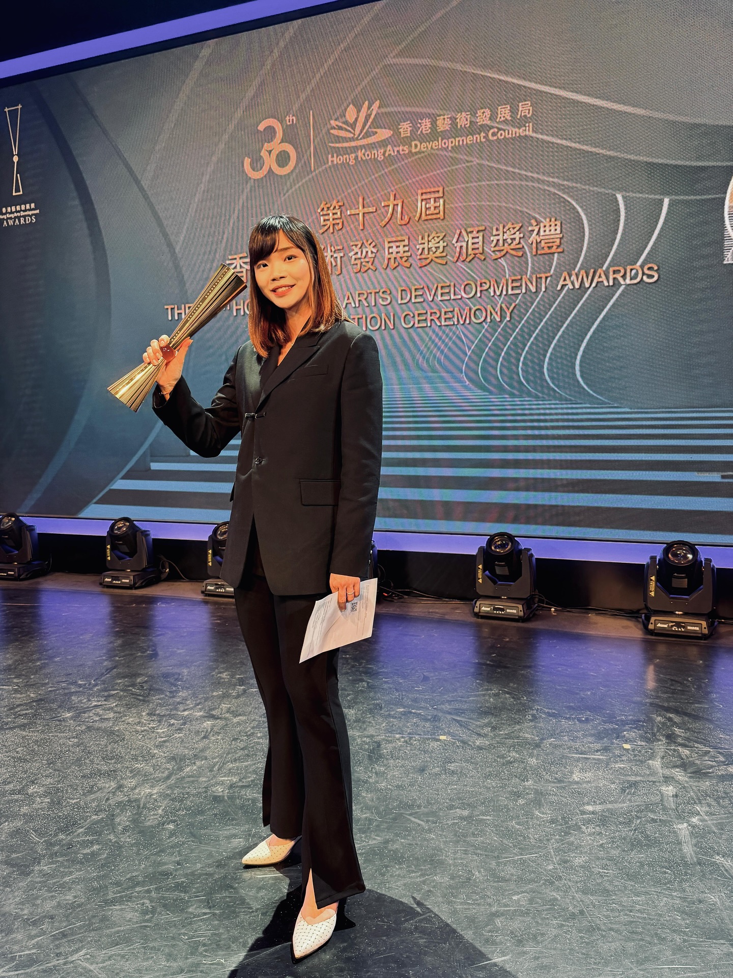 This week was filled with excitement and pride! Heartfelt congratulations to Pui Kiu College for receiving the Best Art Education in Schools award from the Hong Kong Arts Development Council for their ‘Think Beyond Boundaries x Chick’ exhibition project.
Carnaby Fair is deeply honored to have curated this project, our first foray into educational initiatives. We were truly inspired by the depth of knowledge, meticulous research, and extraordinary artistry displayed by each student. Their work is a testament to the immense potential and transformative impact of art education in Hong Kong. A special thanks and immense appreciation to Yanise for her exceptional leadership in orchestrating this project from start to completion.