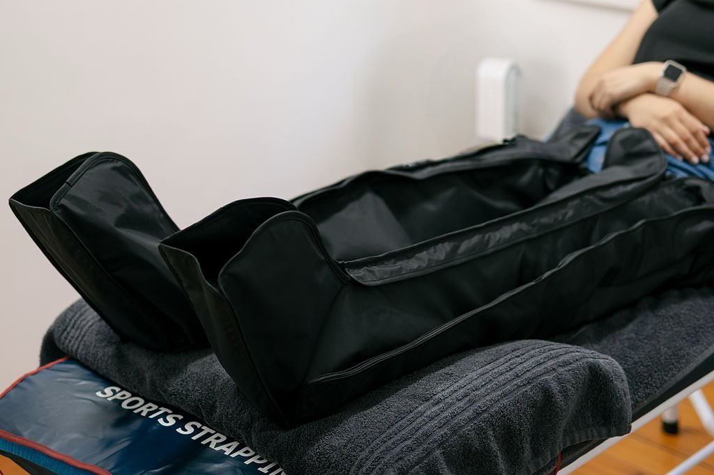 Compression boots for recovery!
Compression boots help to improve circulation, reduce swelling and ease muscle soreness. Thus improves recovery after exercise and physical activity. The compression boots also improve lymphatic drainage.
Book your appointment now!