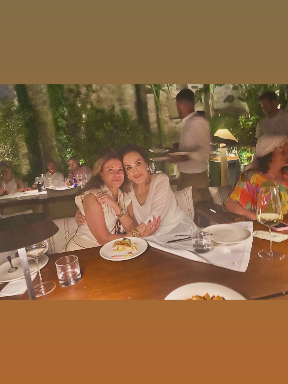 @sorayturkan1 nasil guzel ❤️🧿 #nofilter #nofilterneeded #filtresiz
✨
Dinner with the legendary Turkish actress, Turkan Soray. She’s so beautiful, no filter was needed for this shot ❤️🤗🧿
Photo credit: @ulkerlivaneli
#turkansoray #legendaryactress #türkanşoray #türksineması #yesilcam #livanelivakfı #akdenizedebiyatgünleri #aylinlivaneli