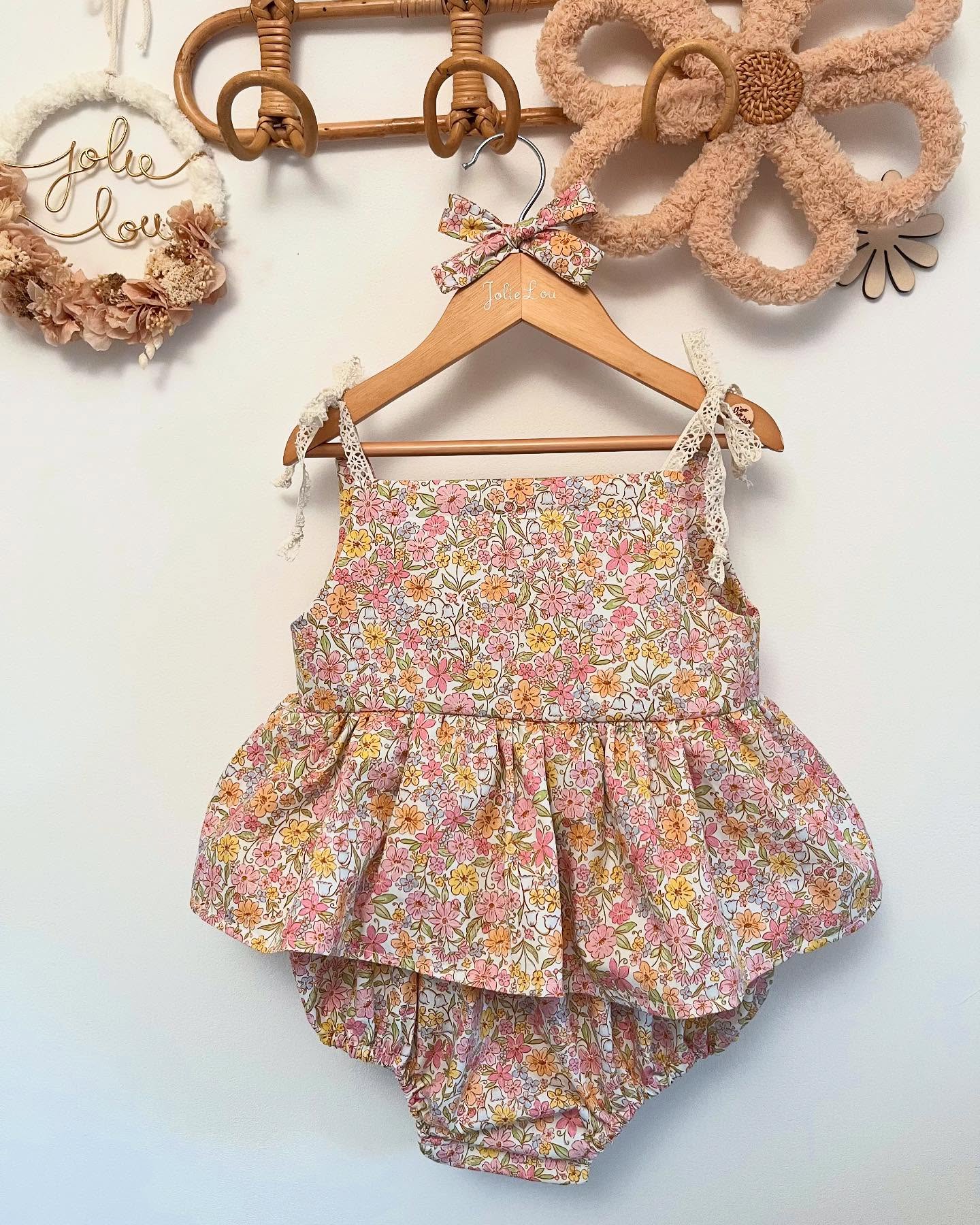 🌸Barboteuse Lou-Eline🌸
Cet imprimé fleuri ma littéralement fait fondre, j’en suis raide dingue !
Il est lumineux, frais et sent bon l’été ☀️
Carlotta sera parfaite pour avoir du style sans mourir de chaud avec ces fines bretelles à nouer et son petit dos nu.
🌸 Vous a t’elle conquise ? 🌸
barboteuse - style - bébé
#barboteuse #babygirl #look #instalooks #créatrice #couturefrançaise #girly #artisanatfrançais