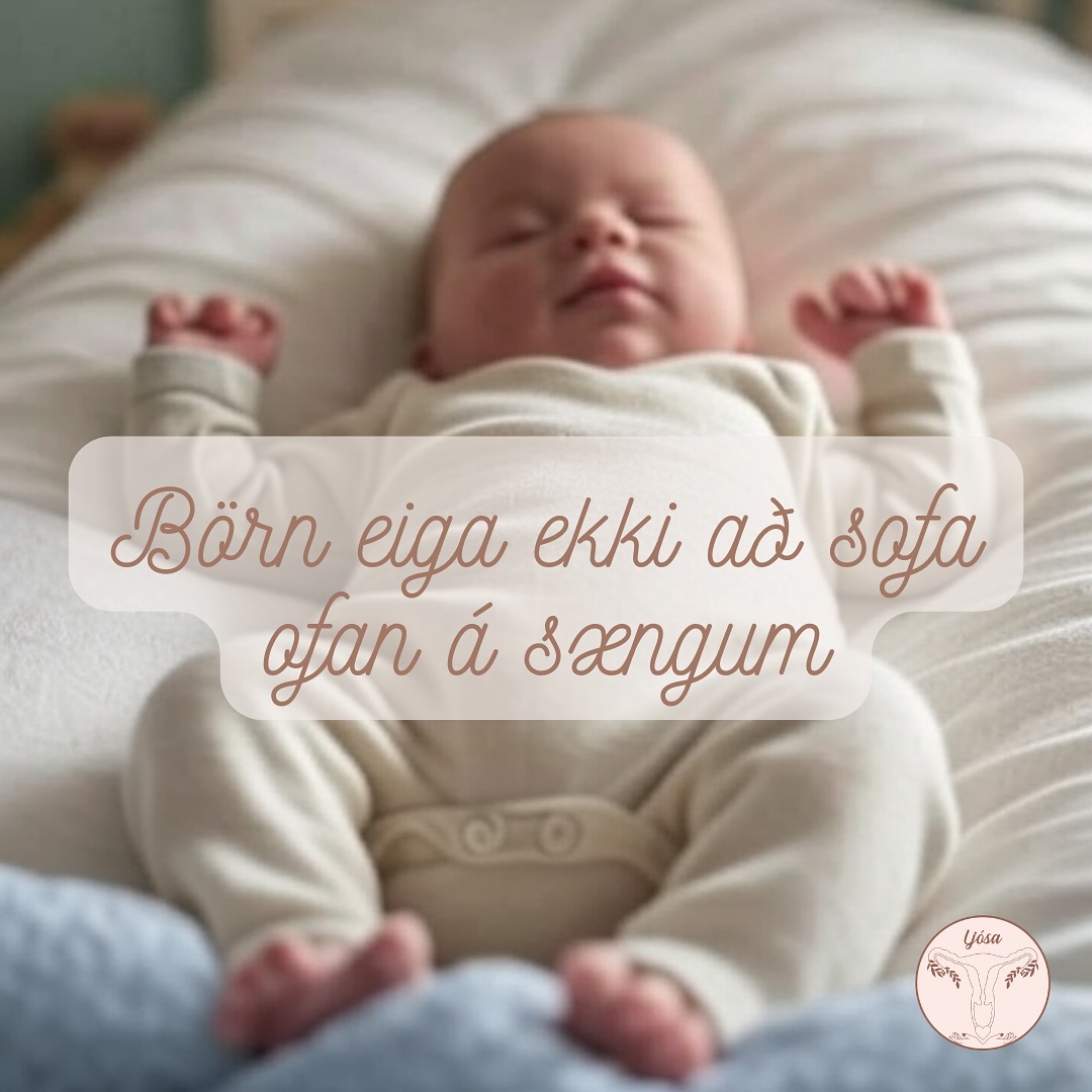 Ég vona svo innilega að foreldar séu ekki að stunda þetta en ég sé endalaust af myndum af nýburum sofandi OFAN á sænginni sinni. Ég vona svo innilega að þetta sé bara fyrir myndatöku en get ekki annað en búið til póst.
Það getur verið mjög hættulegt fyrir nýbura að sofa ofan á sæng. Að vera ofan á sænginn, koddar, laus teppi, bangsar og annað í rúmi barnsins geta aukið hættuna á köfnun eða vöggudauða (SIDS).
Mjúkt yfirborð á sænginni getur skapað hættu á að barnið sökkvi niður í efnið, sem getur hindrað öndun þess og valdið köfnun.
Ráðleggingar hljóma svona
✨Láttu barnið sofa á bakinu á öndunarprófaðri dýnu í í ungbarnarúmi sem er annað hvort frístandandi eða í hliðarvöggu sem er sett upp við rúm foreldra (mæli með hliðarvöggum upp á brjóstagjöf)
✨Því meira “boring” sem rúmið er því betra en börn undir 1 árs aldri eiga ekki að sofa með kodda. Þau eiga að sofa með sína sæng eða í værðarpoka, án bangsa eða annara aukahluta eins og snudduband.
✨Klæðið barnið ekki um of og haldið í hæfilegu hitastigi (18–20°C) í herberginu.
Fyrir meiri fræðslu getið þið skráð ykkur á fæðingarfræðslunámskeið á Ljosa.is