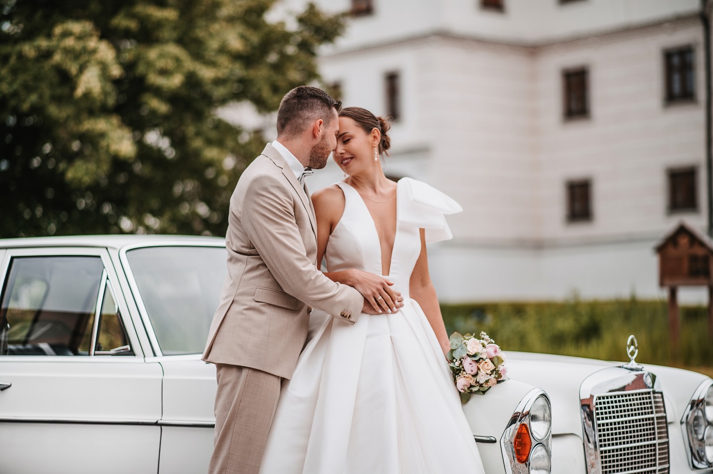 Detailverliebt. Warm. Zeitlos. ✨
So würde ich meinen Bearbeitungsstil beschreiben – ehrlich, authentisch und mit viel Herz. Eure Hochzeit ist ein Tag voller unvergesslicher Emotionen, der euch für immer verbinden wird. Deshalb ist es mein größtes Anliegen, diese kostbaren Erinnerungen so einzufangen, dass sie euch nicht nur heute, sondern auch in 20, 30 oder 50 Jahren noch genauso berühren und begeistern wie am Tag eurer Liebe. 🤍
Mein Stil lebt von Natürlichkeit und Wärme. Ich arbeite mit echten, authentischen Farben, die die besondere Stimmung und das Licht eures Tages originalgetreu widerspiegeln – ohne künstliche Filter oder übertriebene Effekte. So entsteht eine ehrliche Bildsprache, die eure Geschichte erzählt, wie sie wirklich war: voller Gefühl, echter Momente und unverfälschter Schönheit. ✨
Ob besondere Details wie der elegante Oldtimer oder die kleinen, intimen Gesten zwischen euch – ich halte diese Augenblicke fest und schenke ihnen eine zeitlose Magie. Fotos, die euch immer wieder zurückversetzen an diesen einzigartigen Tag.
Wer mich kennt, weiß: Ich bin absolut detailverliebt. Ich entdecke die kleinen, oft unscheinbaren Momente, die ihr vielleicht gar nicht wahrgenommen habt – zarte Berührungen, flüchtige Blicke, liebevolle Kleinigkeiten und eure Gäste in ganz neuen Momenten. Wenn ihr eure Galerie anschaut, erlebt ihr euren Tag neu – mit einer berührenden Perspektive auf alles, was ihn so besonders macht. 💖
Wenn ihr Wert auf Hochzeitsfotos legt, die heute und in vielen Jahren noch lebendig und warm wirken, lasst uns eure Geschichte gemeinsam festhalten.
Lasst uns Erinnerungen schaffen, die euch ein Leben lang begleiten. 💫❤️
⸻
@eventmanufaktur_by_heidi
@schloss_hohenkammer
@dein_philm
@raya_dimitra_weddings
@crystalart.schmuck
@runde_Ringe
@juwelier.ralf.berg
@traudichtorte
@paintedbysaraa
@sundusblumen_
@emmathebride
@mode_burkhard
@brautdetail
@gs.models
@die.hochzeitlerin
@moosbenzer
⸻
#Hochzeitsfotografin #Hochzeitsfotografie #Hochzeitsvideo #Hochzeitsvideografin #AugsburgWedding #MünchenWedding #WeddingPhotographyGermany #NatürlicheHochzeitsfotos #ZeitloseHochzeitsbilder #AuthentischeHochzeit #WeddingStoryteller #Detailverliebt