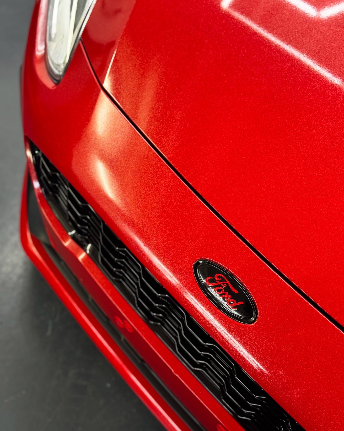 Ford Fiesta ST - Full Wrap in Diamond Red! 🔥
Deze sportieve hatchback van @naomi.sche23 hebben we volledig gewrapt in een diepe, glanzende Diamond Red met hoogglans zwarte accenten. De metallic flakes in deze kleur zorgen voor een schitterende glans, vooral in het zonlicht 🌞✨
Van standaard naar showstopper — dit is wat een goede wrap doet!
Ben jij ook klaar voor een transformatie van je auto?
📞 Interesse? Stuur ons een DM of bel voor een vrijblijvende prijsopgave!
#DeWrapGarage #Carwrap #FordFiestaST #DiamondRed #Autostyling #MetallicWrap #Goes #WrapLife