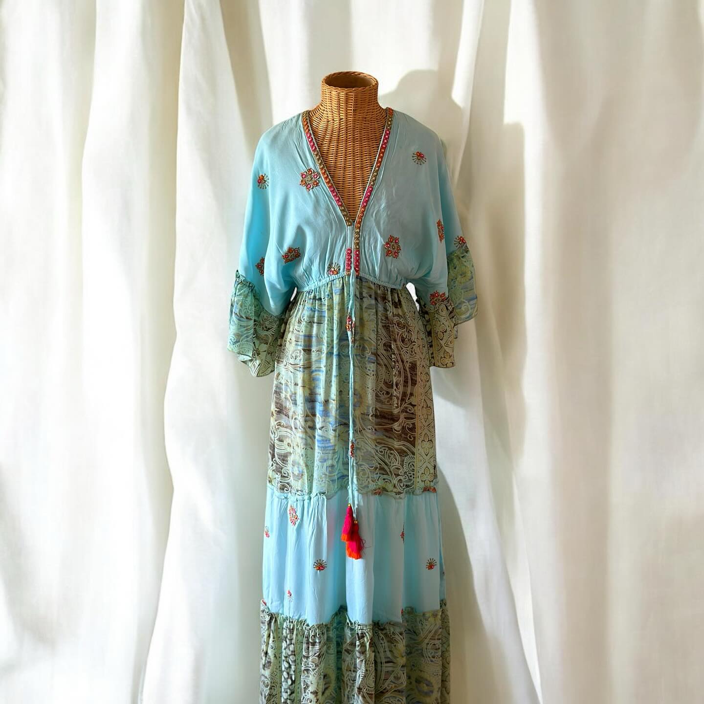 Maxikleid in Türkis mit Print, Stickerei & Quasten
• Weicher V-Ausschnitt mit roten Ziernähten
• Leicht ausgestellte 3/4-Ärmel mit Musterbesatz
• Luftiger, fließender Stoff – ideal für warme Tage
• Stickdetails & farbige Quasten als Blickfang
#BohoVibes #Maxikleid #BohoStyle #FestivalOutfit #TurquoiseDress
#SummerMood #BohoLook #Damenmode #EthnoStyle #BohoBoutique
#HandpickedFashion #BohoSpirit #BohoMode #Farbenfroh #Neueröffnung