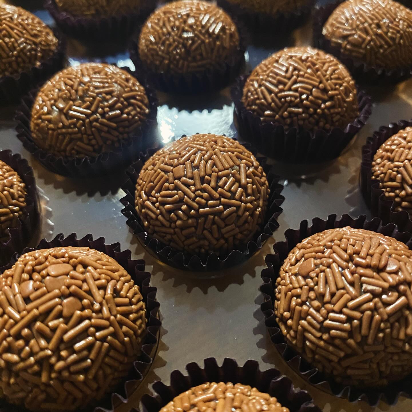 You really can’t beat the beauty of the classics! 🤩
.
.
.
.
.
#ilogourmet #rakastanbrigadeiroa #brigadeiro