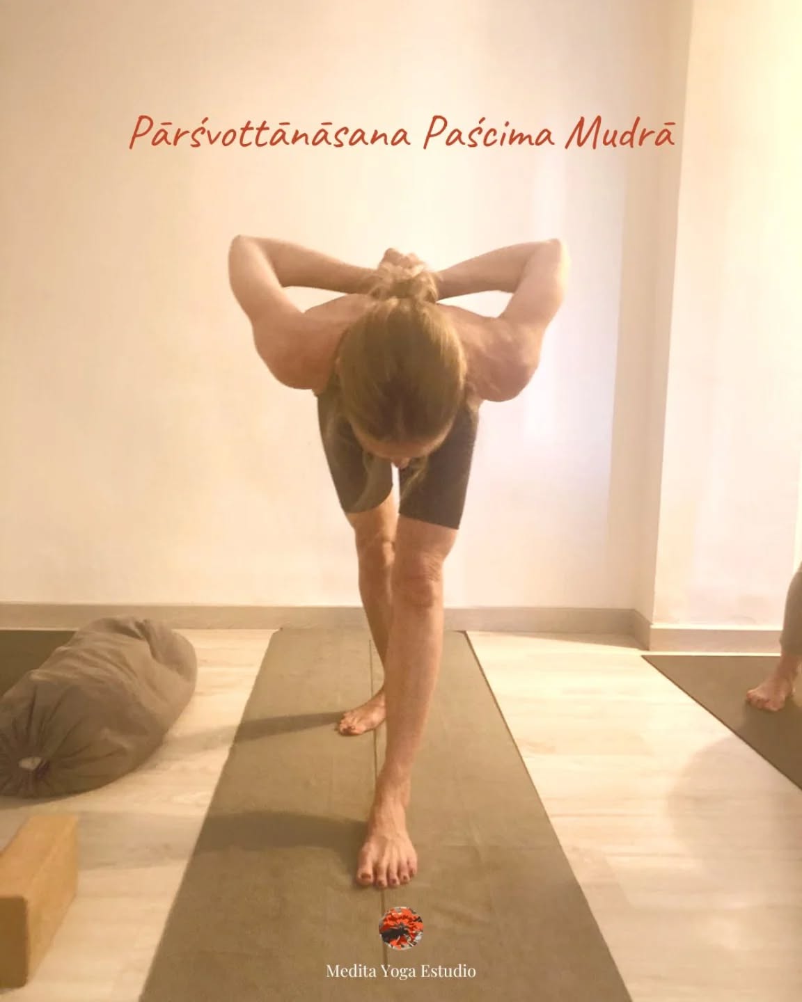🧘♀️ Pārśvottānāsana con Paścima Mudrā 👐
Una asana que trabaja desde la raíz:
👉 Enraizamos los pies con firmeza, alineando caderas al frente
👉 Activamos piernas y alargamos ambos lados del tronco
👉 Mantenemos la columna larga mientras flexionamos desde las ingles, no desde la cintura
👉 El gesto de las manos en Paścima Mudrā (oración invertida) abre el pecho, estimula el centro del corazón y fortalece hombros y muñecas
Una postura de introspección, humildad y expansión.
Trabajamos fuerza, equilibrio y flexibilidad sin forzar el cuerpo, desde una escucha profunda y consciente.
En MeditaYogaEstudio te acompañamos en tu práctica con atención personalizada y un enfoque funcional, adaptado a cada cuerpo.
🌿 Yoga restaurativo
🌿 Grupos reducidos y clases particulares
🌿 Ambiente cálido, íntimo y sin juicios
📍Te esperamos en Valencia, junto a la Alameda.
#YogaPostural #Pasvottanasana #PascimaMudra #YogaValencia #AlineaciónConsciente #MeditaYogaEstudio