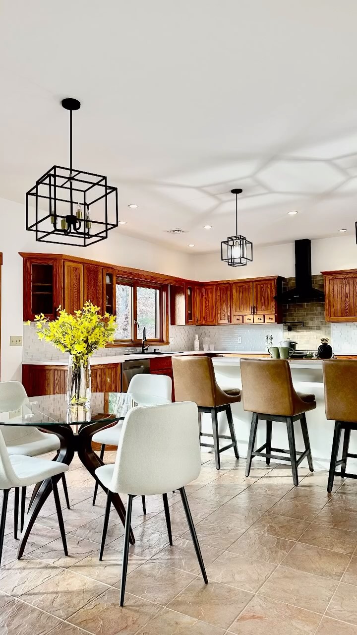 Believe it... I love oak cabinets. Yes, I said it!
Not everything has to be white to feel bright. This completed kitchen showcases the beauty of natural oak cabinetry paired with fresh white quartz counters and a layered backsplash. The result? Warmth, texture, and timeless charm.
𪾠Oak isnât datedâitâs classic. It just needs the right pairing.
⨠Paint: Crisp white walls
⨠Backsplash: Two-tone tile with character
⨠Lighting: Matte black pendants to anchor the look
Ready to bring your kitchen vision to lifeâwith or without oak?
.
.
.
DM @wcainteriors or visit wcainteriordesign.com to book a design consult.
#KitchenDesign #OakCabinets #InteriorDesign #DesignInspiration #TimelessStyle #WCAInteriors
#elevatedliving #refindedluxury #wcainteriors #wandracaininteriors