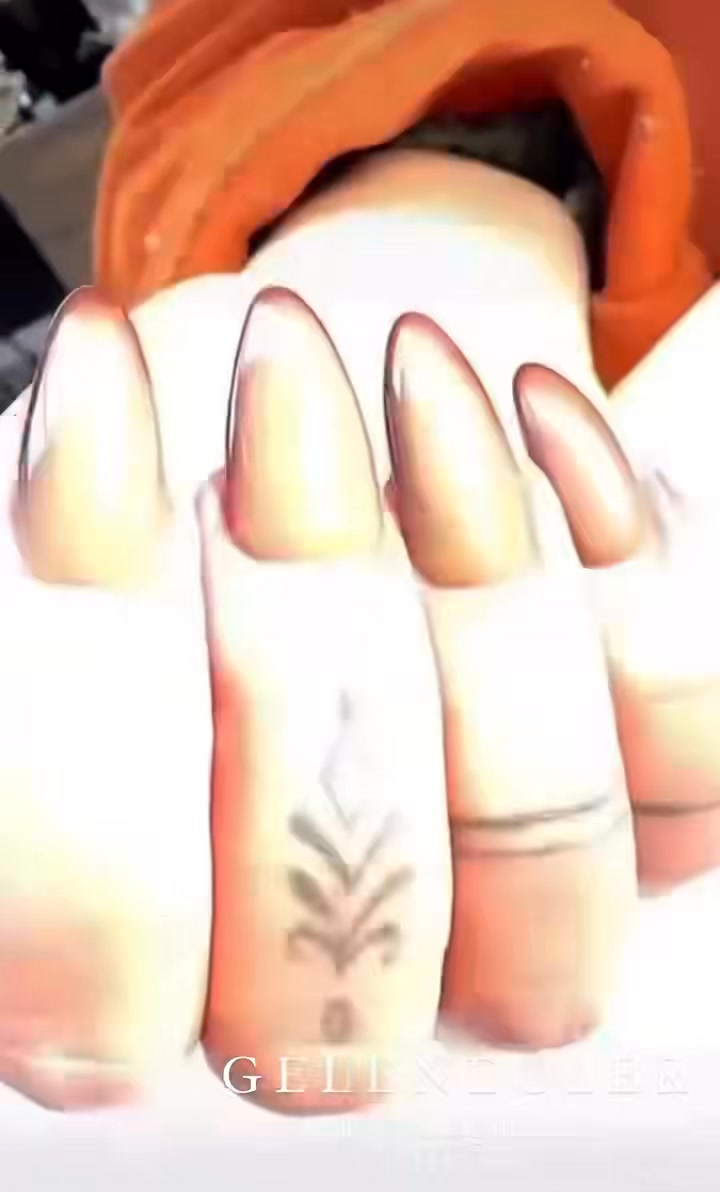 Brun ombré done right 🤎
Fresh, classy og alltid on point – behandling utført av Frosina!
#JKBeauty #NeglerMedStil #BruneNegler