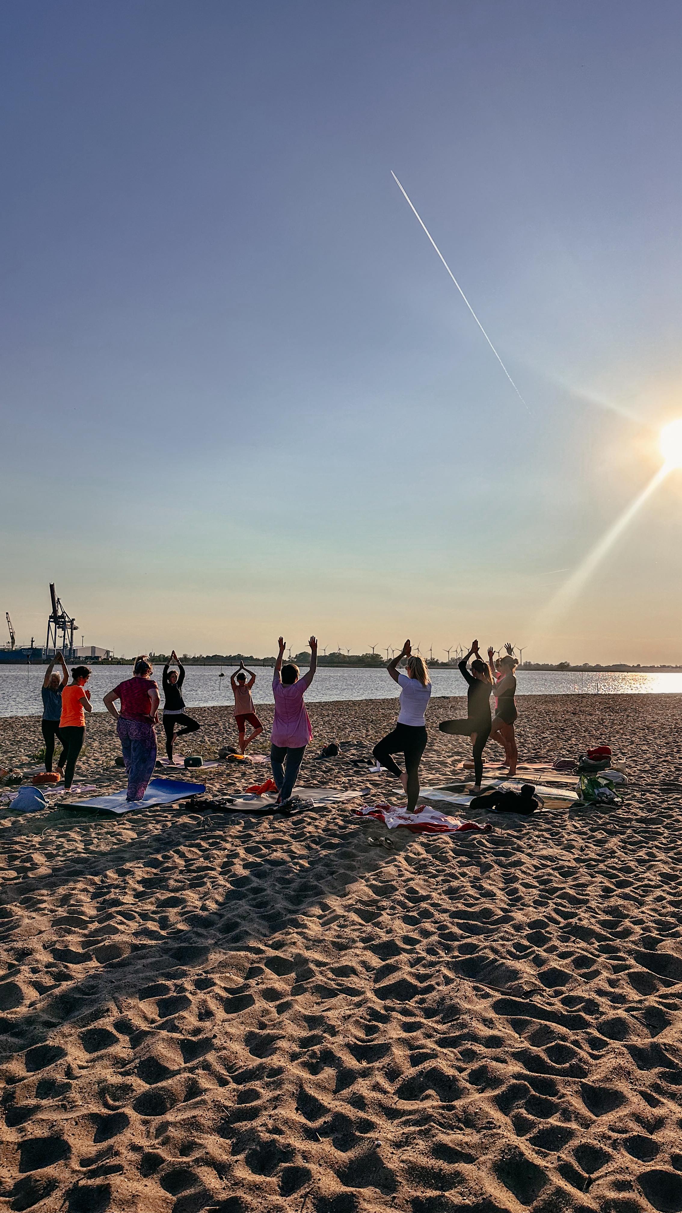 🌞 Wir starten diesen Samstag, 14.06. um 18:00 Uhr direkt am Weserstrand, Nähe von @sands_beachbar_sandstedt.
Ob Anfänger:in oder erfahren, du bist herzlich willkommen!
Bring deine Matte mit und genieße eine wohltuende Yogaeinheit
📆 in der Regel immer montags bei Temperaturen über 18 Grad tagsüber & weitere Special Events (alle Infos immer im Kanal und hier bei Insta)
💛 12 Euro in bar oder via Paypal vor Ort
📣 Abonniere den WhatsApp-Kanal und verpass keinen Termin für Yoga am Strand in Sandstedt 👉 Link in Bio
https://whatsapp.com/channel/0029VadK0CP1noyy464S6U25
Ich freu mich auf dich!
Caro 🌿
#yogaamstrand #sandstedt #weserstrand #outdooryoga #yogaimnorden #yogaliebe #sandstedtstrand #yogaweserstrand #yogaindernatur @campingweserhenne