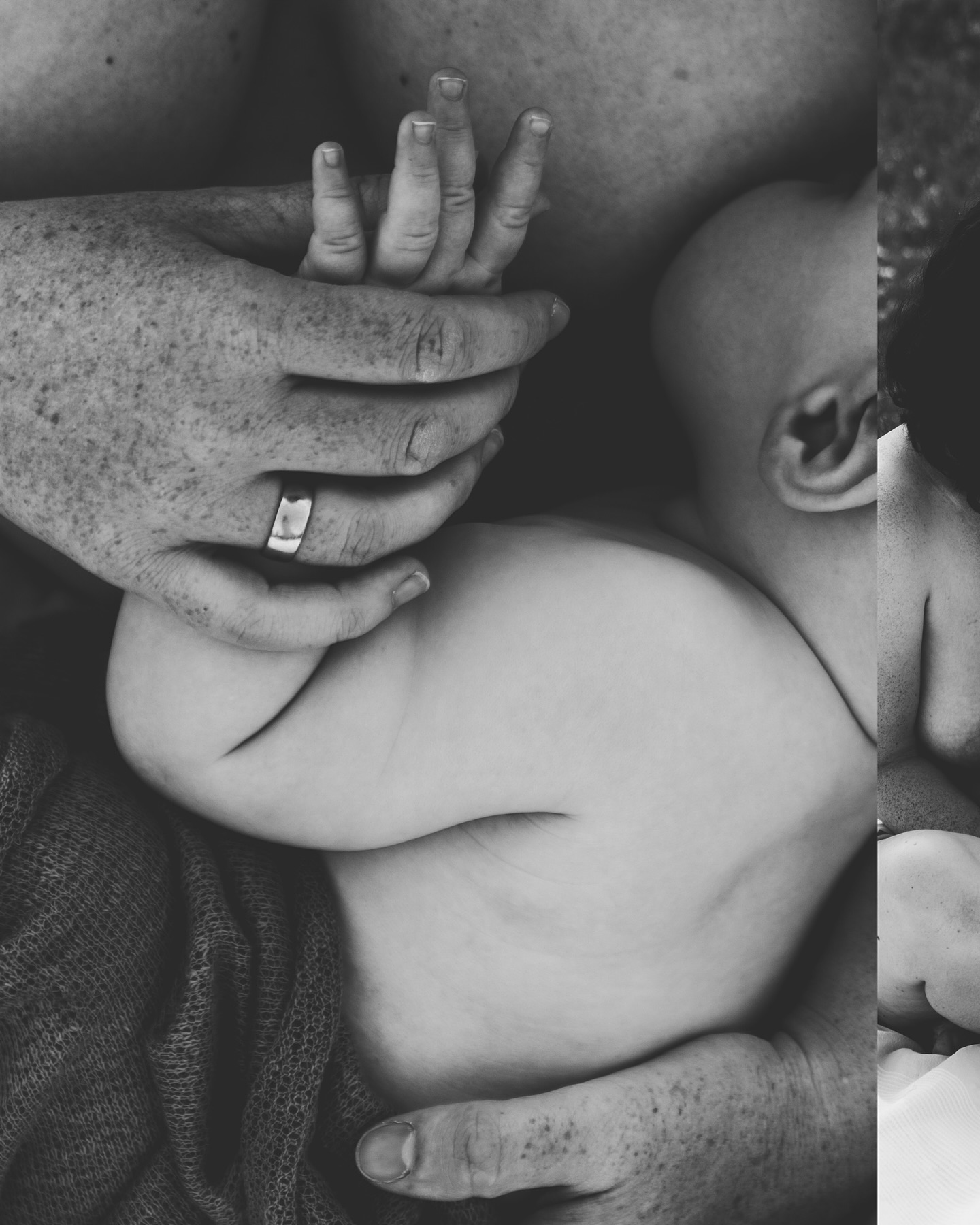 Es sind nicht die großen Gesten. Es sind die kleinen Berührungen, die bleiben. Die Wärme zwischen deinen Fingern, das Kichern an deinem Hals. All das ist Liebe, die wächst.
#familienfotografie #stillfotografie #augsburgfotografin #emotionalebilder #kraftdernähe #authentischsichtbar #verbindung #mamasein #herzgeschichten #echtstattgestellt #breastfeeding #breastfedbabies