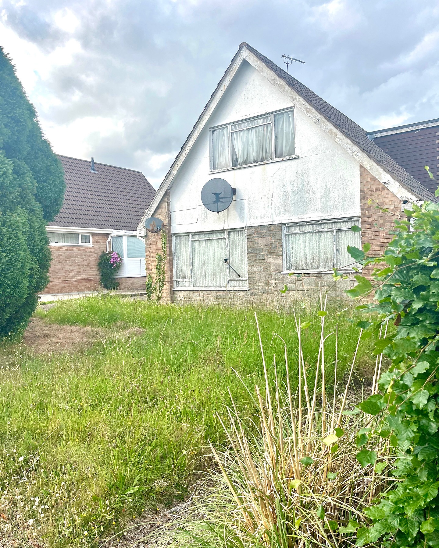 Is there a house like this on your street? 🏚️
Maybe the one the kids cross the road to avoid…
Boarded up, run down, overgrown — and no one’s been seen there in years?
We’re on a mission to bring empty homes back to life — and we pay for empty property leads that qualify. 💷
Snap a pic, send it our way, and if we buy it, you could earn £££.
Let’s get these ghost houses lived in again.
📲 DM us or visit www.emptypropertyhunters.co.uk to learn more.
#EmptyPropertyHunters #EmptyHomes #GhostHouse #AbandonedHome #ReportItGetPaid #BringingHomesBack