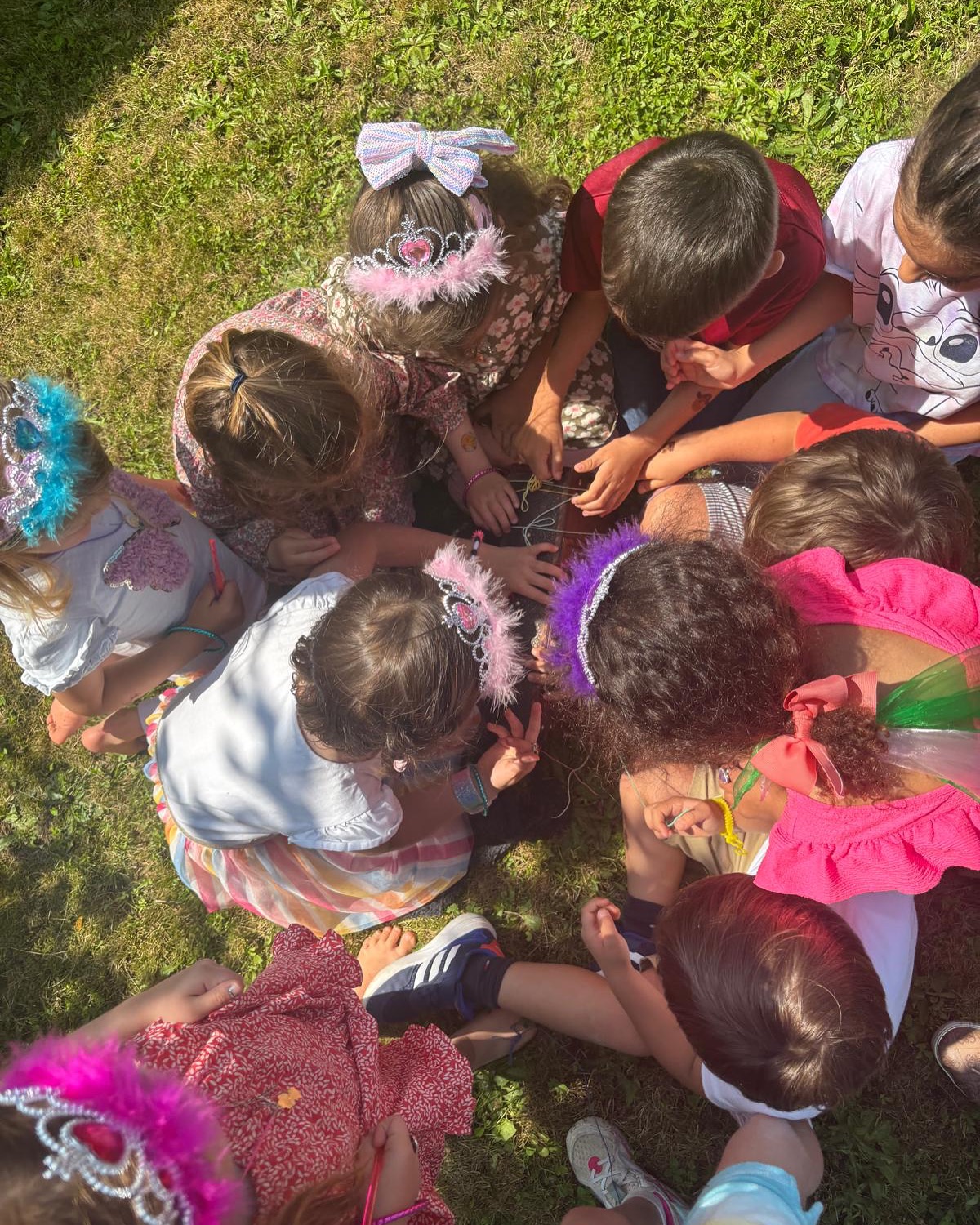 🎉 Anniversaire d’Alice sur le thème Princesses & Pirates 👑🏴☠️
Une journée magique avec des jeux musicaux, des tatouages rigolos, une grande chasse au trésor et un atelier bricolage créatif ✨
Merci à tous les petits moussaillons et princesses d’avoir partagé ce beau moment ! 💖
#caose #pirate #princesse #anniversaire #idéecadeau #ideeanniversaire #geneve #kidsparty
