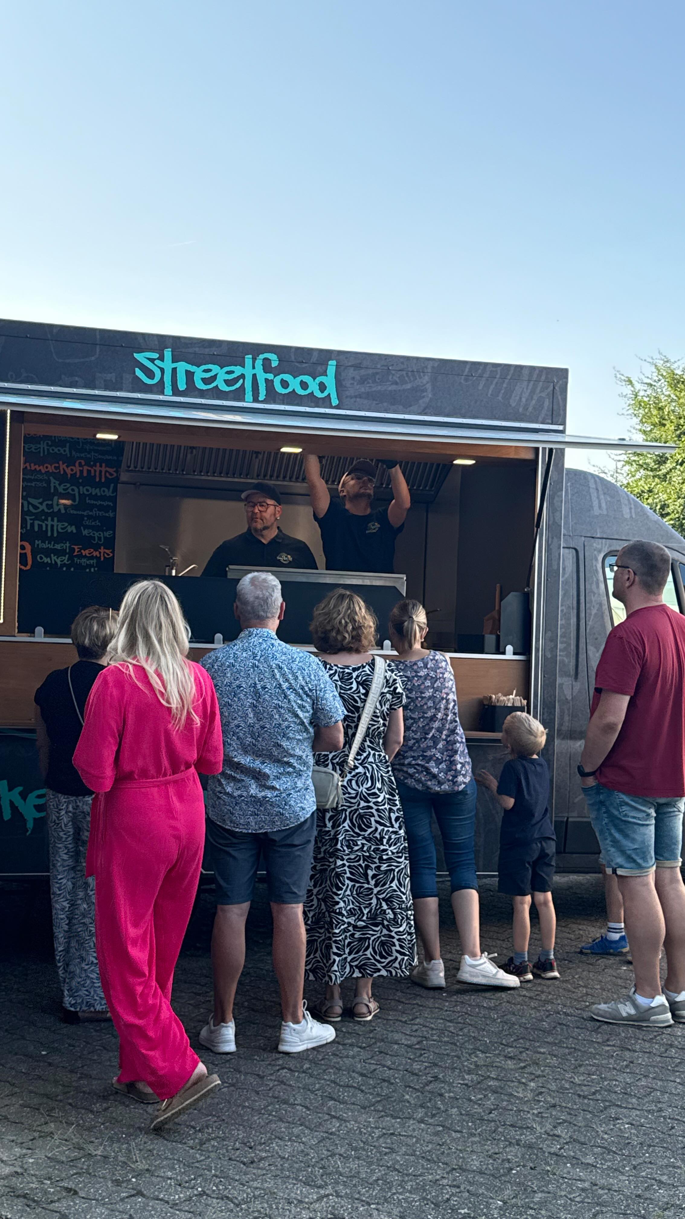 Du willst ein Event, das in Erinnerung bleibt? 🧡
💥 Wir bringen den Truck, die Loaded Fries & gute Stimmung
Sicher dir deinen Wunschtermin:
📳 01727793062
💌 info@onkel-fritts.de
🛜 www.onkel-fritts.de
#FoodtruckCatering #OnkelFritts #EventHighlight #CateringMalAnders #Catering #FrischeFrittenLiebe