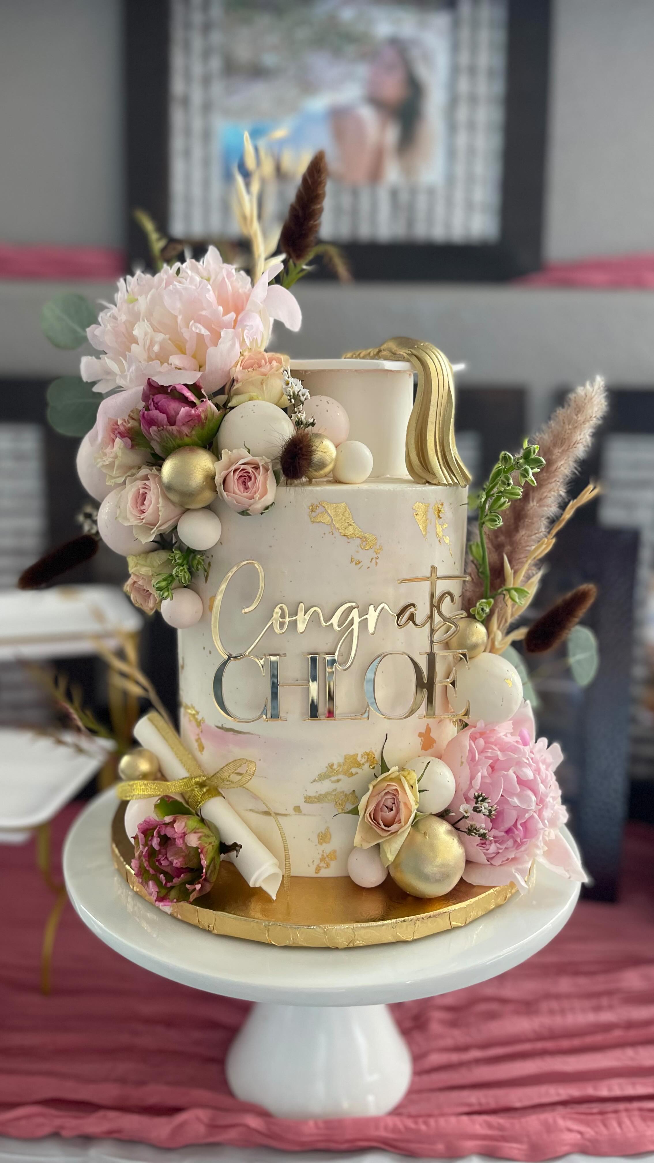 ✨Congratulations Chloe✨
@chloeeefraserrr good luck with your new endeavors 💕
.
.
.
Thank you so much always Ms @marika0727
Always so happy to see you and family 🥰
.
.
Acrylic topper @lazer.rose
.
#sugardreamsodeza #cakeinstagram #cakesofinstagram #cakesofig #graduationcake #18thbirthday #beautifulcake #bespokecake #cakedecorating #modestocakes #localbaker #centralvalley