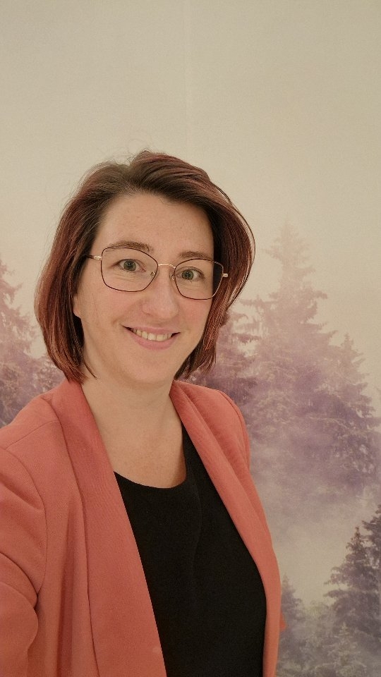 True story! 🤭
Ik hoorde deze audio en ik moest zo hard lachen. Dit is zo herkenbaar!
Gelukkig niet altijd, maar soms heb ik echt weken waarvan ik achteraf denk "Hoe heb ik me hier doorheen gered?"
Het is nog al een gepuzzel soms als moeder van 2 jonge kinderen en parttime medewerker in de gehandicaptenzorg. Met een partner die regelmatig dagen niet thuis is door z'n werk, het huishouden dat ook gewoon doorgaat en daarnaast een eigen klein bedrijf vanaf nul opbouwen. Dus zeg maar gerust dat mijn energiepeil vaak ver onder het vriespunt te vinden is🤣.
Maar ik doe het met liefde! Want aan het eind van de dag word ik hier toch wel echt het meest gelukkig van 🎂🧁.
#Suikertijd #cupcakes #feestcupcakes #taart #feesttaart #brownies #cookies #waarisdatfeestje #samengenieten #cupcakesoldenzaal #taartbestellenoldenzaal #Oldenzaal #Losser #Enschede