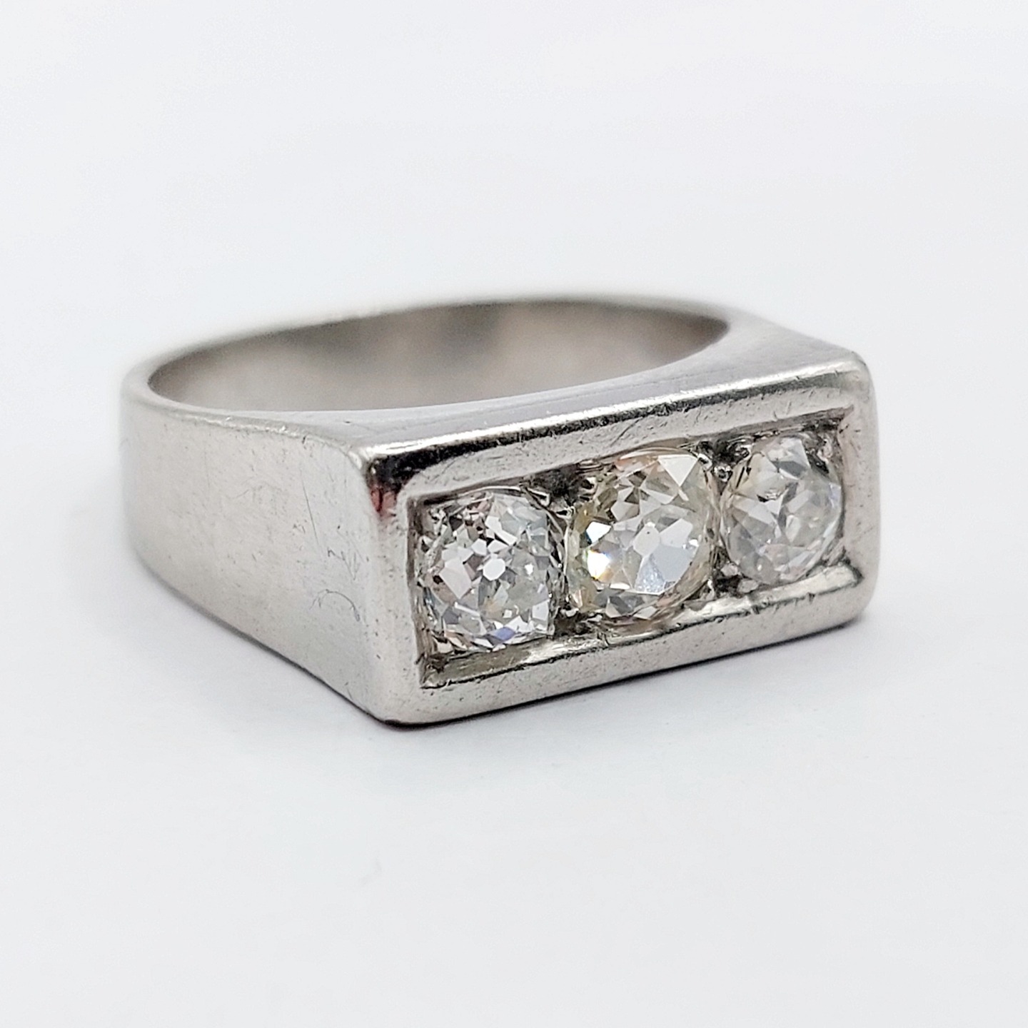 ///SOLD/// French art deco signet ring Platinum set with 1.05 carats of old mine cut diamond (circa 1930)
PRICE : 1250€
Magnificent French Art Deco goldsmith work
Size: 48 FR / 4.5 US
Weight: 6.23 g
Main diamond size: approximately 5 mm (estimated at 0.45 carats)
Secondary diamond size (x2): approximately 4.3 mm (estimated at 0.30 carats each)
Diamonds in good overall condition, small natural inclusions visible under a magnifying glass
Head width: 7.15 mm
Micro-scratches from use
Mascaron hallmark (French Hallmark)
#frenchjewelry #diamond #diamondring #antiquering #victorian #victorianring #marquisering #augustusjewels #vintagering #daisyring #daimondhaloring #tankring #platinumring #platinum #platinumring #oldminecut #oldminecutdiamond