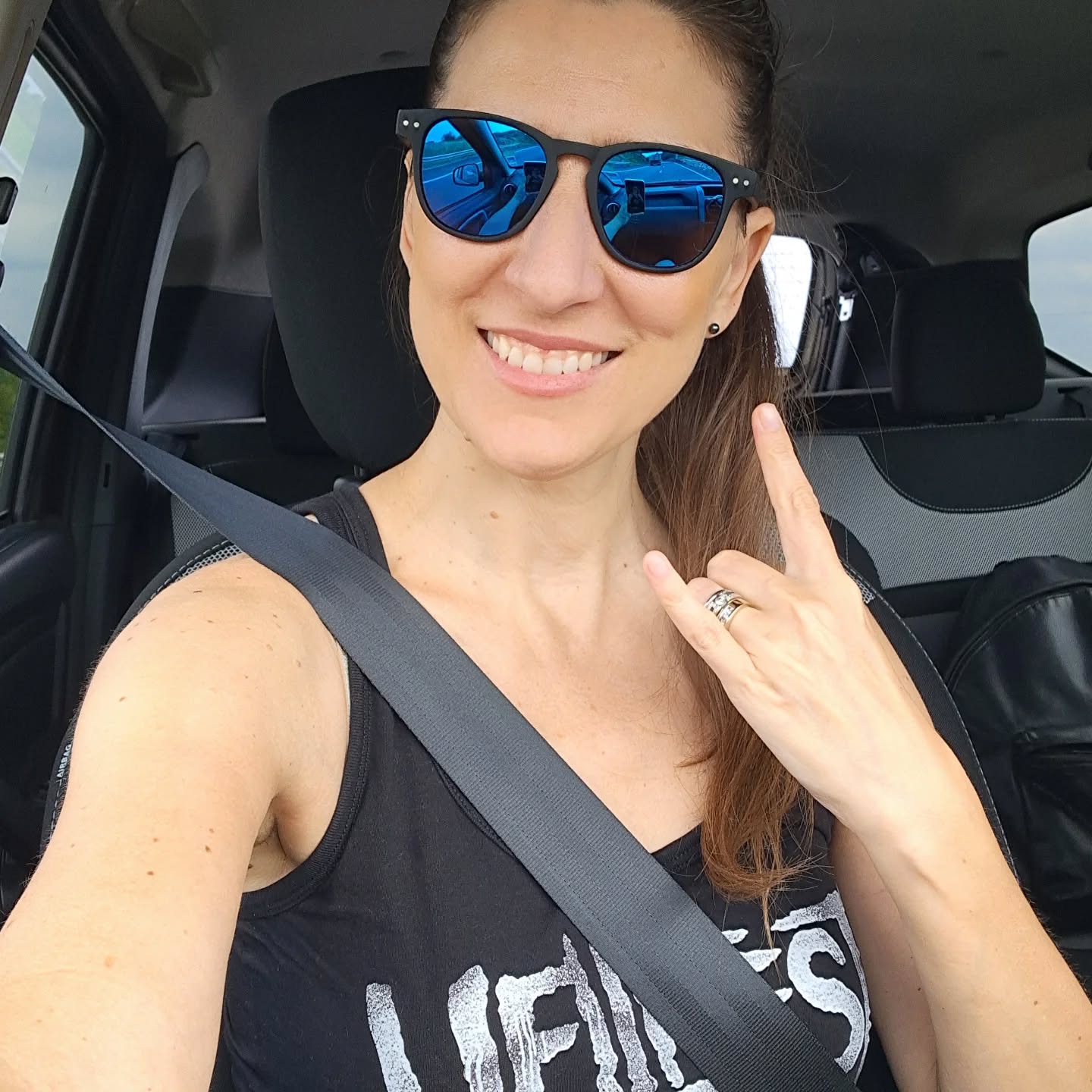 🔥 J'peux pas j'ai Hellfest 🤘
🔥 Je suis absente jusqu'à lundi. Comme chaque année, je pars en pèlerinage musical de gros gros sons.
🔥 Je partagerai avec vous, durant ces prochains jours, un peu de mon séjour. D'ailleurs, si toi aussi tu es au Hellfest, et que l'on s'y croise, fais-moi signe ! Ce sera l'occasion de papoter un peu 😉
🔥 Et à votre avis, ai-je pris mon pendule avec moi ? 😜🤭