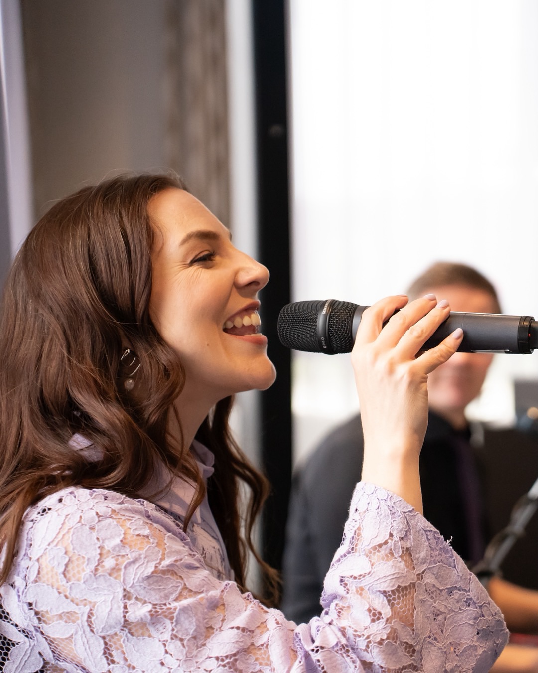 Zwei Bilder vom letzten Auftritt – eins in Farbe, eins in Schwarz-Weiß.
Beide stammen von der lieben Andrea Wezel @an.dreaw.photography , die mit ihrem Blick für Stimmung und Details genau den richtigen Moment eingefangen hat! 🙏🥰
Ich kann mich ehrlich gesagt nicht entscheiden, welches ich schöner finde – das Farbige mit all seinen Nuancen oder das Schwarz-Weiße mit seiner klaren Ruhe.
Was meint ihr: Farbe oder Schwarz-Weiß?
Schreibt’s mir in die Kommentare – ich bin gespannt!
#livemusik #hochzeitsmusik #duo #trio #musikfüreurenmoment #rebeccasammet #dankefürdiebilder #auftrittsmomente #eventband #sängerin #singer