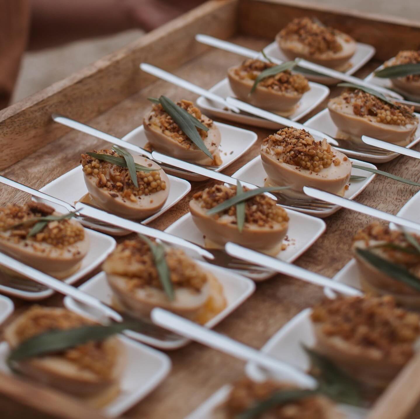 Les œufs Nitamago, mayonnaise réalisée avec le miel de printemps du @domaine_de_ribonnet, les pickles de graines de moutarde, les amandes torréfiées, et des petites pousses d’estragon
Une petite frappe, un bonbon salé, qui fait l’unanimité lors des cocktails 🍯 🍷
.
.
.
📷 @emeline_tardy_photographie
#cocktail #cocktaildinatoire #cocktaildinner #Diner #Chef #cheflife #cheffe #food #foodtoulouse #Toulousefood #Restauranttoulouse #toulousemaville #gastronomietoulouse #occitanie #restaurantoccitanie