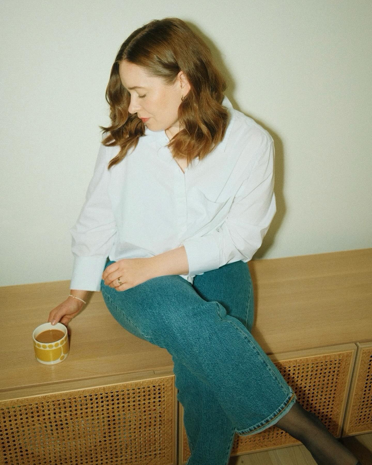 Jokin aika sitten olin vähän hukassa. Olin jonkinlaisessa murrosvaiheessa valokuvaaja-minäni kanssa enkä oikein tiennyt minne menisin. Pohdin paljon miksi alunperin aloitin kuvaamaan työkseni ja mitä ajattelen tästä työstä ja omasta tekemisestä tänä päivänä. Yritin hieman epätoivoisestikin etsiä suuntaa työlleni.
Nyt tämän kevään aikana olen aidosti tuntenut löytäväni uudelleen sen oman juttuni ja tuntuu, että luovuuskin on herännyt jälleen henkiin ihan uudella tavalla. Luovuin tänä keväänä palkkatyöstäni ja se on ollut varmasti avainasemassa siihen, että olen löytänyt luovuudelleni lisää tilaa ja aikaa.
On vahvistunut, että haluan todellakin tätä näiden kaikkien vuosien jälkeen tehdä. Mulle on tällä hetkellä täysin selvää ja kirkkaampaa kuin koskaan ennen se, millaisten linssien läpi katson tätä maailmaa ja miten haluan sen näkyvän mun valokuvissa. Palaset on tässä kevään aikana loksahdelleet paikoilleen, vähän yllättäenkin. Ajan kanssa, ei pakottamalla.
Vaikka teen asiakastöitä aina ensisijaisesti asiakasta kuunnellen ja asiakasta varten, on valokuvaus mulle kuitenkin myös todella tärkeä tapa toteuttaa omaa luovaa puoltani. Mulle ei ole koskaan sopinut se, että täyttäisin kalenteriani liiaksi, sillä silloin mun luovuus kärsii ja tiedän, etten pysty antamaan asiakkailleni 100%. Tämän vuoksi en koskaan alkanut päätoimiseksi yrittäjäksi vain valokuvauspalveluilla. Se, että teen osan viikosta SEO-palveluja ja verkkosivusuunnittelua, tarjoaa mulle täydellisen mahdollisuuden vaalia mun luovuutta valokuvauksen osalta.
En tule koskaan tekemään tätä työtä valokuvaajana ilman, että oon sata lasissa mukana eikä tää työ oo mulle koskaan vain ja ainoastaan työtä. Se on mun lupaus mun asiakkaille. Sen ajan kun olin hukassa ajatusteni ja luovuuteni kanssa, en tehnyt asiakastöitä, sillä tiesin, etten pysty antamaan kaikkeani ja olisin toiminut vastoin mun omia arvoja.
Mutta mikä parasta, just nyt mulle pulppuaa ideoita, tuntuu jälleen niiin hyvältä valokuvata ja oon saanut tyylistäni uuden otteen. Oon myös oppinut hyväksymään sen, että tällä polulla tulee aina vastaan monttuja, joista useimmiten pääsee kyllä eteenpäin. 🤌🏻🍀💫