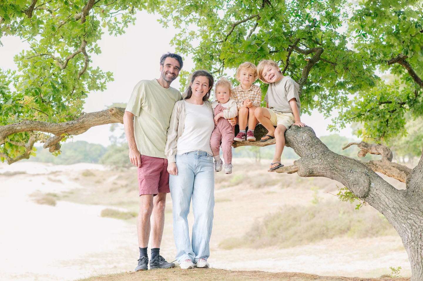 En ook op vaderdag mocht ik weer een hoop leuke gezinnen op de foto zetten bij De boom. Mijn boom ;)
De minishoots in mei en juni gemist? In september doen we het gewoon nog een keer! Meedoen? Stuur me een berichtje!
• #familyshoot #Moederdag #Vaderdag #minishoot #familieshoot #gooi #gooischehotspots #daniellebosschaartphotography