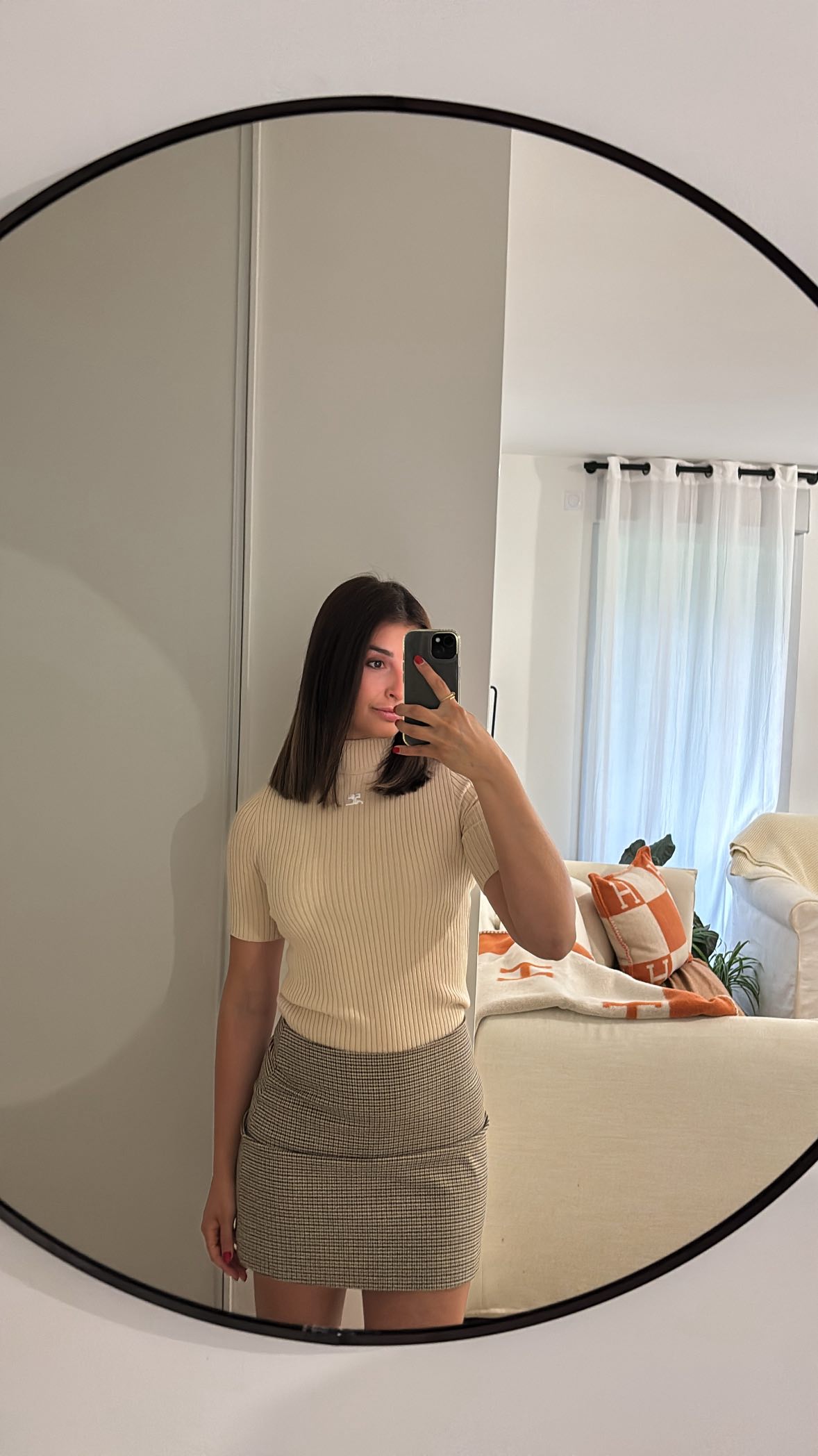 MA technique de brossage à sec !
➡️ ici on cible le bas du corps !
Disclaimer : c’est comme ça que je l’ai appris et que je le pratique ! Il existe différentes manières de faire son brossage donc choisissez LA manière qui vous correspond !
Pourquoi faire du brossage à sec ?
Le brossage permet de stimuler la lymphe en surface grâce au poil de la brosse ! Cette technique ne sera jamais aussi efficace qu’un vrai drainage mais effectué de manière régulière elle permet d’entretenir les résultats du drainage et de diminuer l’aspect de la cellulite et des jambes lourdes ! ☺️
🔥Le plus important dans le brossage est la qualité du poil de votre brosse + le sens du brossage + l’ouverture des ganglions lymphatiques !
✅ étape 1 : l’ouverture des ganglions lymphatiques (malléole, pli poplité, aine)
✅ étape 2 : on brosse les cuisses de bas en haut sans oublier l’arrière puis le genou, le bas de la jambe sans oublier le pieds ET l’autre jambe ! Pensez à refaire de temps en temps les manœuvres de pompages !
⏱️Environ 5 à 8 min par jambe
✅ même si on cible le bas du corps pensez à effectuer quelques manœuvres de pompages au niveau de la zone iliaques (abdomen) en faisant des petites vagues pour ouvrir les ganglions !
🔋À faire 4 à 5x par semaines de préférence le matin avant la douche (ou le soir) sans huile ni crème et en terminant par un filet d’eau froide pour booster la circulation !
Tips : pour les manœuvres de pompages pensez au chat qui patoune ou à des petits mouvements de vague avec les mains 🙌🏼
Une prochaine vidéo sur le drainage ventre et ma routine ventre plat ça vous dirait ? 😍
#brossage#brossageasec#drainage#drainagelymphatique#body#bodycare#bodypositivity#lifestyle#corps