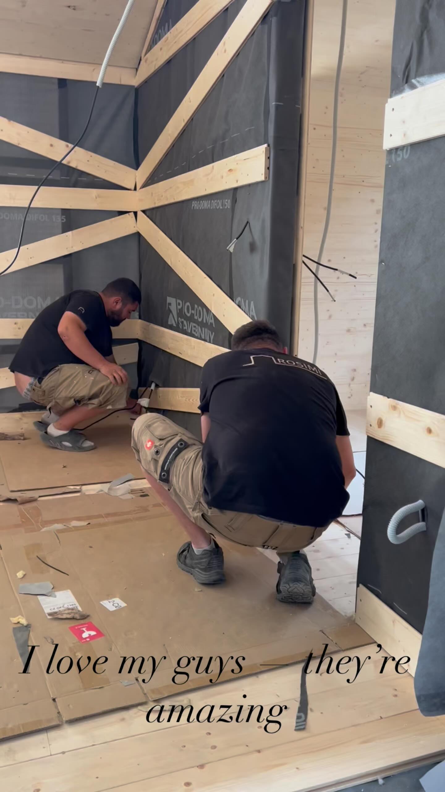 V našem Domečku se právě rodí interiér, který voní dřevem 🌲 a poctivou prací 🛠️. Kluci, se kterými mám tu čest tvořit, s lehkostí a precizností skládají prostor z biodesek – materiálu, který je nejen krásný, ale i udržitelný ♻️. Každý spoj, každý detail vzniká s vědomím smyslu a radosti ✨. A já jsem u toho – vděčná, nadšená, součást procesu 💛.#biodesky #udrzitelnystavby #interierovydesign #drevojestyl #stavimejinak #slowbuilding #ekologickearchitektura #minimalismusvpraxi #prirodnimaterialy #drevenystavby