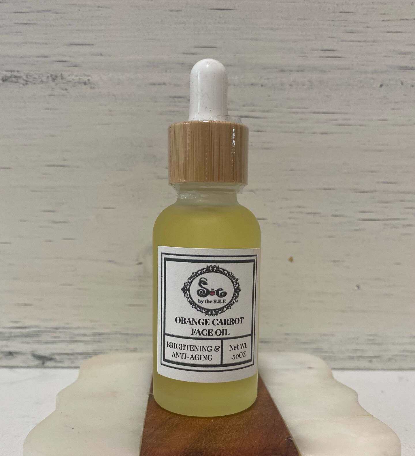 Orange Carrot Face Oil is packed with brightening ingredients. Designed to combat hyperpigmentation, and to protect the skin from free radicals, because of the beta carotene from the carrot oil. It aslo has anti aging benefits that reduces the appearance of fine lines. Couple this oil with any of our moisturizer for optimal results. If hyperpigmentation is a concern, couple this with our Dark Spot Moisturizer. If your concern is more anti aging couple this with our Vitamin C Square. 1.0ozs
Order 👇
https://www.shawnaelizabeth.com/product-page/orange-carrot-face-oil