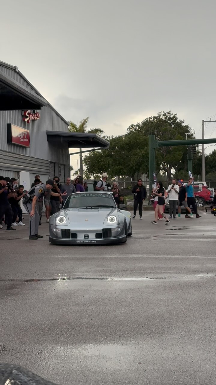 Congrats @4rt4th what a blast we all had to build these new memories. I hope i captured its spirit and we do this again in the future. I’m so happy how this rwb turned out and I’m even more happy the rwb family came out to support.
#rwb #rauhweltbegriff #porsche #911 #993 #rwbnaples #rennline #levelupclassics