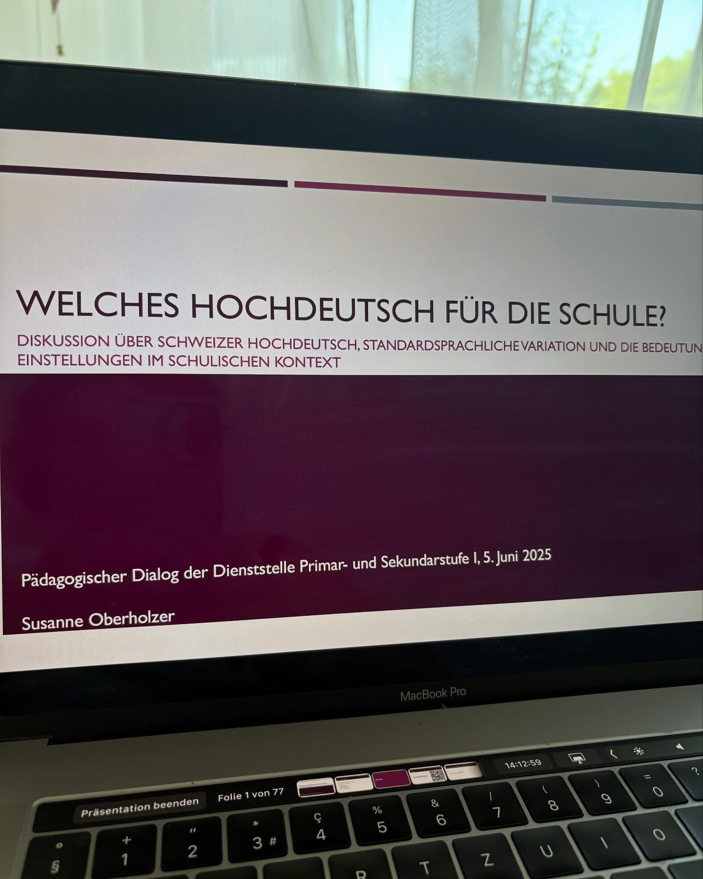 Vorgestern habe ich im Rahmen des Pädagogischen Dialogs der Dienststelle Primar- und Sekundarstufe I des Kantons Schaffhausen einen Vortrag gehalten. Thema: „Schweizer Hochdeutsch, standardsprachliche Variation und die Bedeutung von Einstellungen im schulischen Kontext“. Inkl. O-Tönen von geschulten Sprecherinnen, einer Nummer von Gabriel Vetter, einem Tatort-Ausschnitt und einer Umfrage via Handy - und spannenden Diskussionen! ❤️Wissenschaftskommunikation! #wissenstransfer #plurizentrizität #schweizerhochdeutsch #schule #lehrplan #sprachvariation #variationslinguistinsusanne