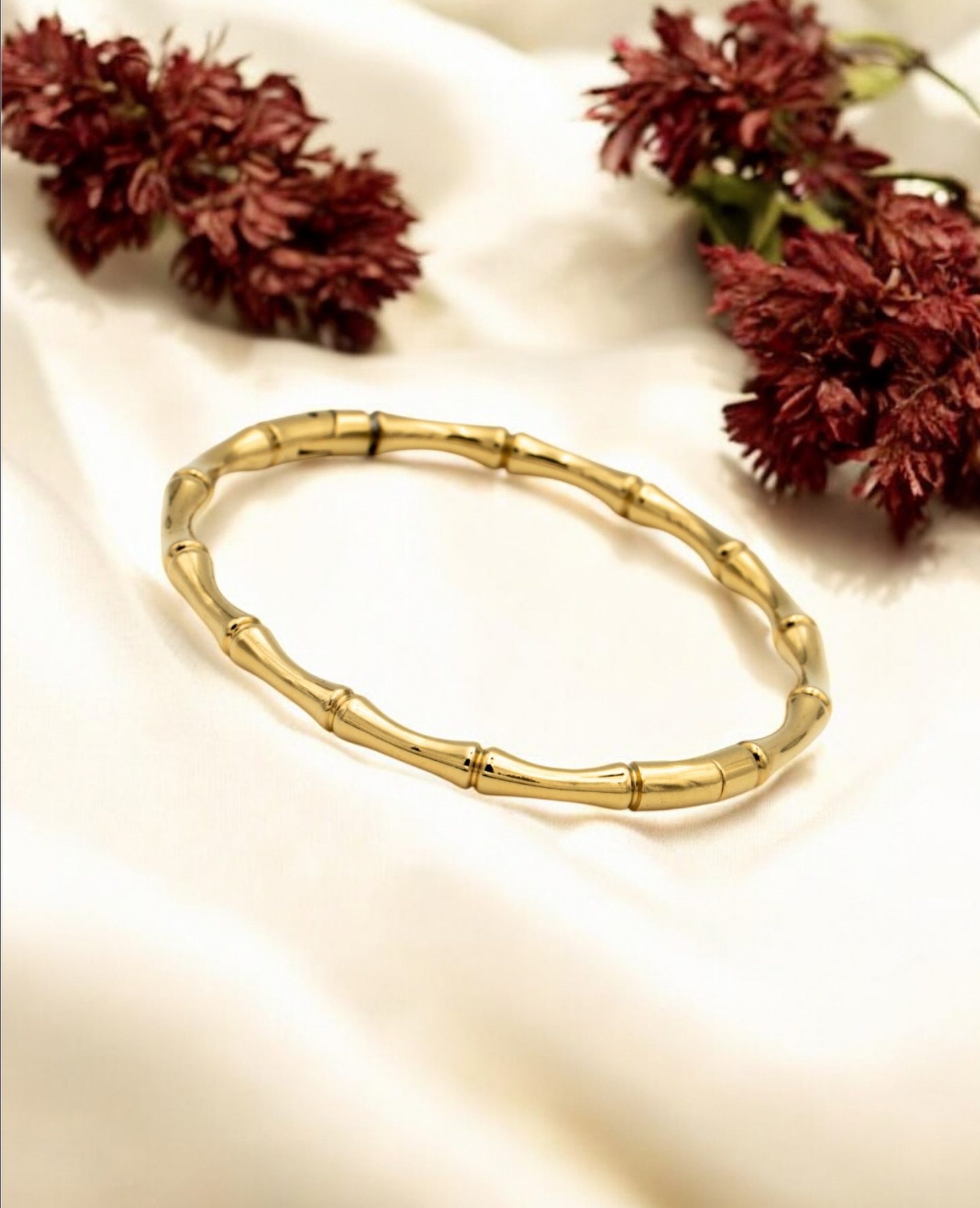 Un filo sottile che unisce passato, presente e ciò che ancora deve arrivare.
Pensato per chi ama con intensità, vive con eleganza e non dimentica mai chi è.
✨ Ogni dettaglio racchiude un legame.
Scopri la tua forza, indossa Vinctus.
#NicaréJewels #jewelsaddict #jewellerylover #jewelsoftheday #jewelsdesign #jewelslovers #jewelsonline #jewelsshopping