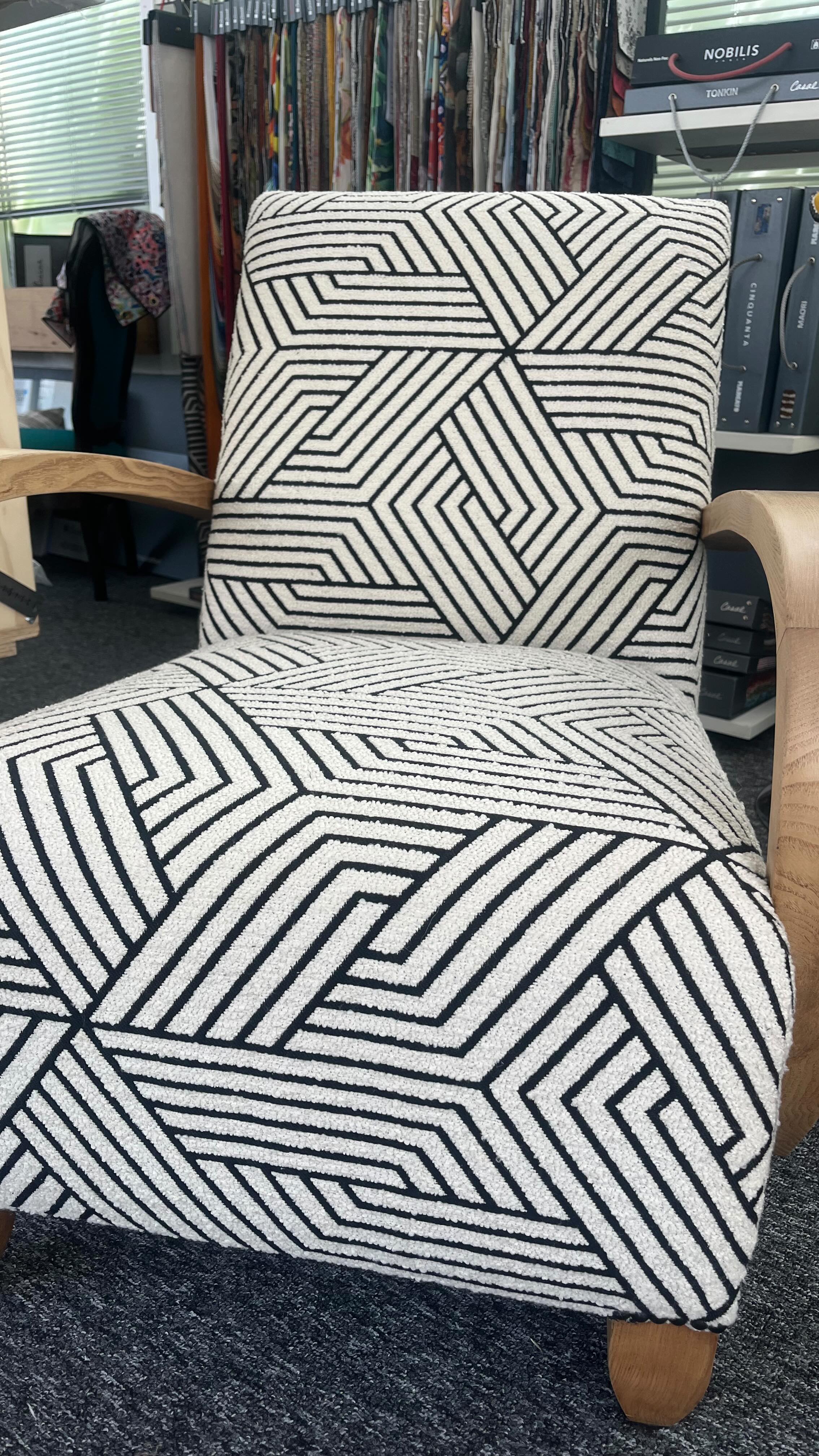 Réfection complète de ce fauteuil studio . Tissu de chez @maisonthevenon . #tapissiere #hupholstery #artisanatfrançais🇫🇷 #artisanatdart
#tapissierdécorateurvalenciennes
#valenciennes #lille #mons #Denain #cambrai #saintamandleseaux
#trithstleger
#letempsdunemetamorphose
#letempsdunemetamorphose
#déco #tendance #tapissierdameublement #fauteuilstudio #fauteuilartdeco #artdeco #vintage #fauteuilannees30