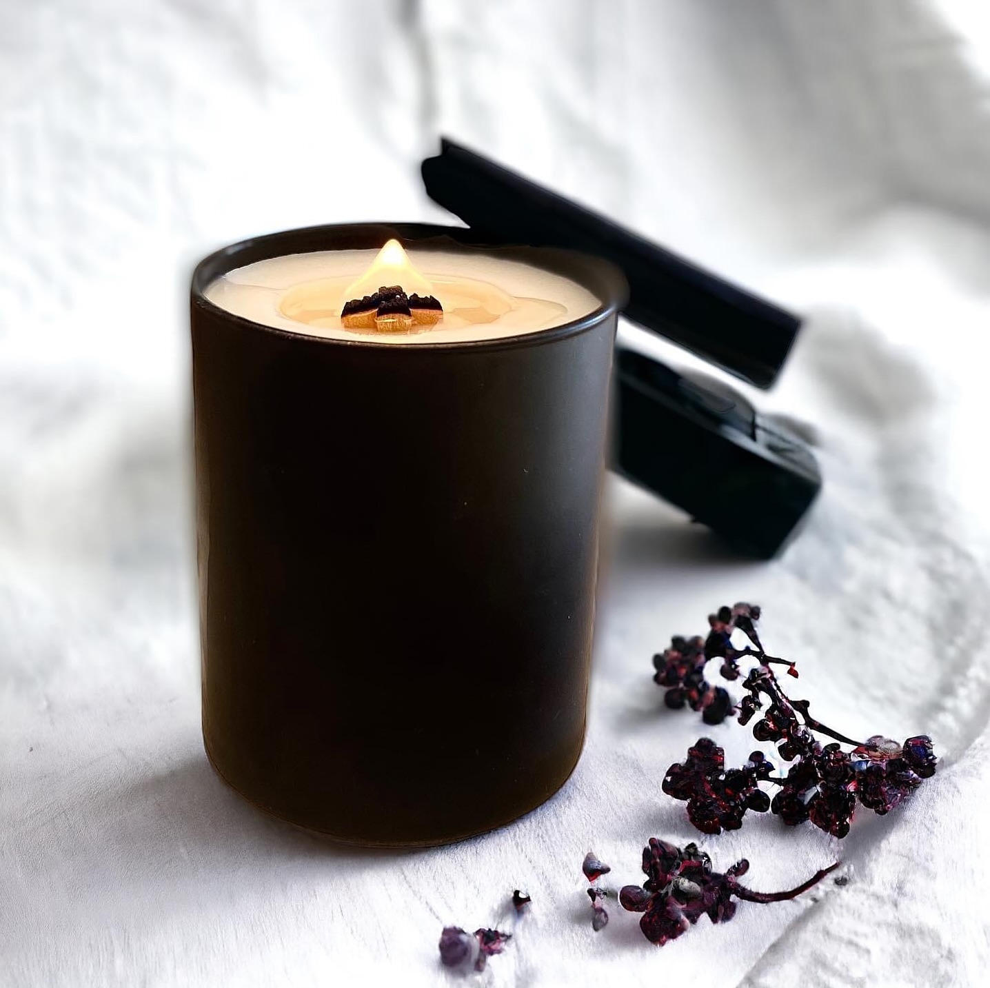 Mehr Licht, mehr Leichtigkeit: Meine Geheimnisse für eine magische Sonnenwende.
Die Zeit rund um die Sommersonnenwende bis zum 24. Juni ist voller Energie, Licht und neuer Möglichkeiten. Nutze diese kraftvollen Tage, um dich selbst zu stärken, Altes loszulassen und mit frischer Leichtigkeit durchzustarten. Hier sind meine liebsten Rituale, die dich begleiten und inspirieren:
1️⃣ Kerze anzünden – Das sanfte Flackern und Knistern meines Holzdochtes bringt Ruhe und hilft mir, im Hier und Jetzt Kraft zu tanken.
2️⃣ Räuchern für mehr Harmonie – Mit Palo Santo, Sandelholz oder Myrrhe reinige ich meinen Raum und schaffe Platz für positive Energie.
3️⃣ Blumen ins Haus holen – Rosen, Lavendel und Sonnenblumen bringen frische Farben und natürliche Energie, die mich an die Schönheit des Sommers erinnern.
4️⃣ Zeit in der Natur – Barfuß über die Wiese laufen, Sonnenauf- und -untergänge beobachten und die Stille der Bäume spüren – das gibt mir Erdung und neue Inspiration.
5️⃣ Bunt & frisch essen – Regionales Obst und Gemüse bewusst genießen, um Körper und Seele mit Dankbarkeit zu nähren.
6️⃣ Ausmisten & loslassen – Alte Dinge aussortieren, um Raum für Neues zu schaffen und mich frei und leicht zu fühlen.
7️⃣ Digital aufräumen – Ordnung auf dem Handy und PC bringt Klarheit in Kopf und Herz und lässt mich fokussierter sein.
Diese Rituale begleiten mich durch die kraftvolle Zeit der Sonnenwende und schenken mir mehr Leichtigkeit und Energie für den Sommer. Probiere sie aus und spüre die Magie selbst!
#arnacandles #soywaxcandles #sonnenwenderitual #handpouredcandles #scentedcandles #candlesofinstagram #candlelover #handmadecandles #smallbusiness #homefragrance #naturalliving #cozyhome #slowdown #selfcare #rituals #summerlight #sommersonnenwende #magischeslicht #nachhaltig #vegan #aromatherapy #candlemaking #candleshop #lightandlove