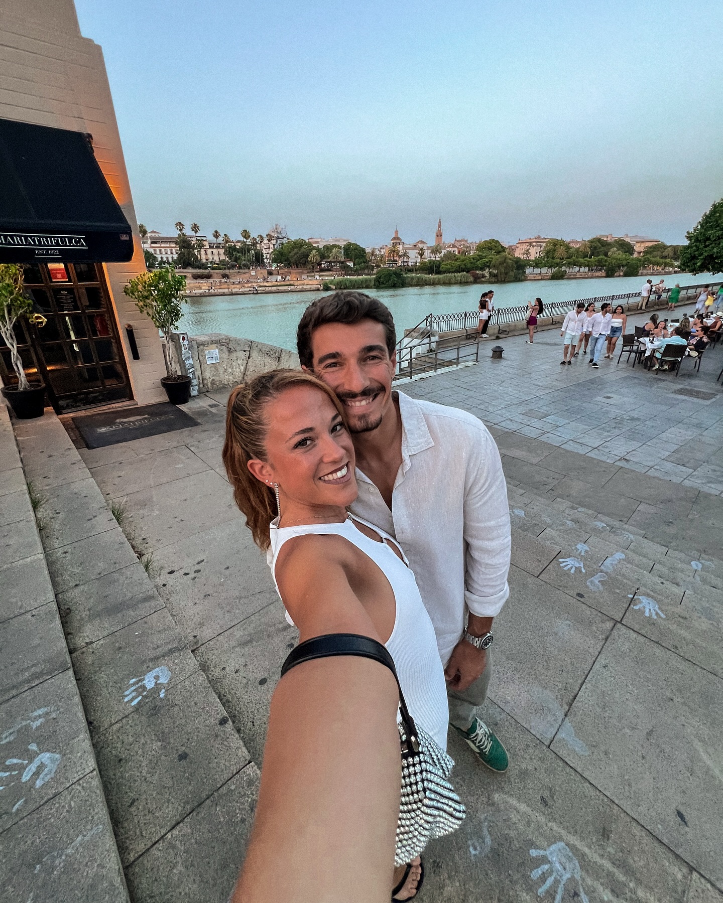 Felices 29, mi amor.
25 años teníamos cuando nos conocimos. Quién nos iba a decir que íbamos a agotar la veintena el uno al lado del otro… Viviendo juntos, compartiendo una relación madura, intereses comunes, mil historias vividas y otras mil aún por descubrir.
Pero hoy esto va de ti.
De lo mucho que admiro a la mujer en la que te has convertido.
Porque cuando se habla de madurar, muchos piensan en ahorrar, en trabajar… y en olvidarse de vivir. Pero tú no. Si algo te define, son esas ganas imparables de descubrir el mundo. Aunque no nos vamos a engañar. Ahora con mucha más responsabilidad. Que en tu caso, te ha venido genial para equilibrar…
Madurar, como envejecer, también significa soltar sueños para hacer realidad otros que pesan más. Y muchas veces no nos damos cuenta de que estamos viviendo justo eso que un día deseamos. No sé si te imaginabas así, pero estoy seguro de que la Alejandra pequeñita lloraría de ilusión si viera en quien se iba a convertir.
Cada año me sorprendes más. Ahora eres hasta runner, fit, emprendedora… Pero sobre todo, eres capaz. Capaz de serlo por ti sola. Capaz de tomar decisiones difíciles, de avanzar cuando las cosas no están de cara, de buscar ser tu mejor versión cada día. Y esa es la persona con la que yo quiero seguir caminando al lado.
Gracias por dejarme ser parte de tu vida y de tu evolución, un año más.
Te amo, guapa.
Por todo lo que hemos vivido. Por todo lo que eres. Y por todo lo que está por venir.
Felices 29.