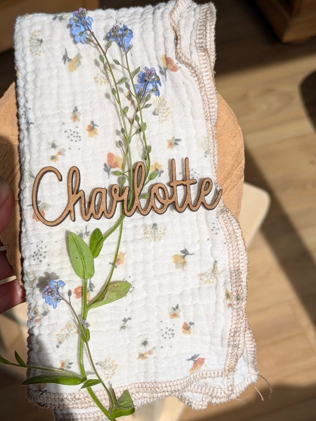 Les marques places, pour un anniversaire, un mariage ou même sans occasion particulière hein 😁
Je trouve ça tellement mignon d'avoir son prénom gravé comme ça !
n'hésitez pas à me contacter pour vos idées et projets personnalisés !
Merci pour cette commande ☀️