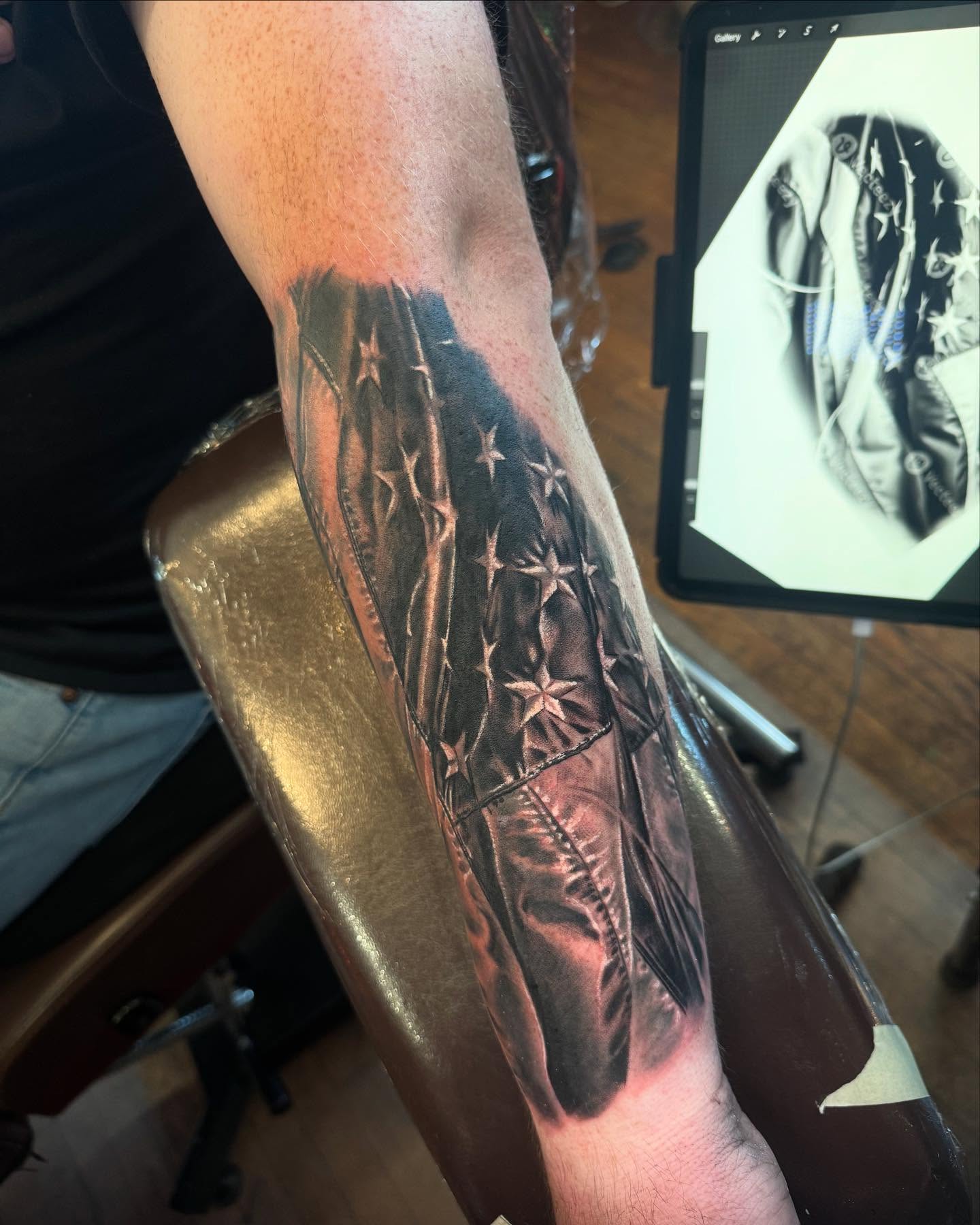 American flag arm piece by Zac. #cantontattoos #cantonohiotattoos #ohiotattooers #ohiotattooartist #ohiotattooers #americanflagtattoo #america #theinkeeperstattooparlor #inkeepers @theinkeeperstattooparlor @theinkeeper
Artist: @theinkeeper
