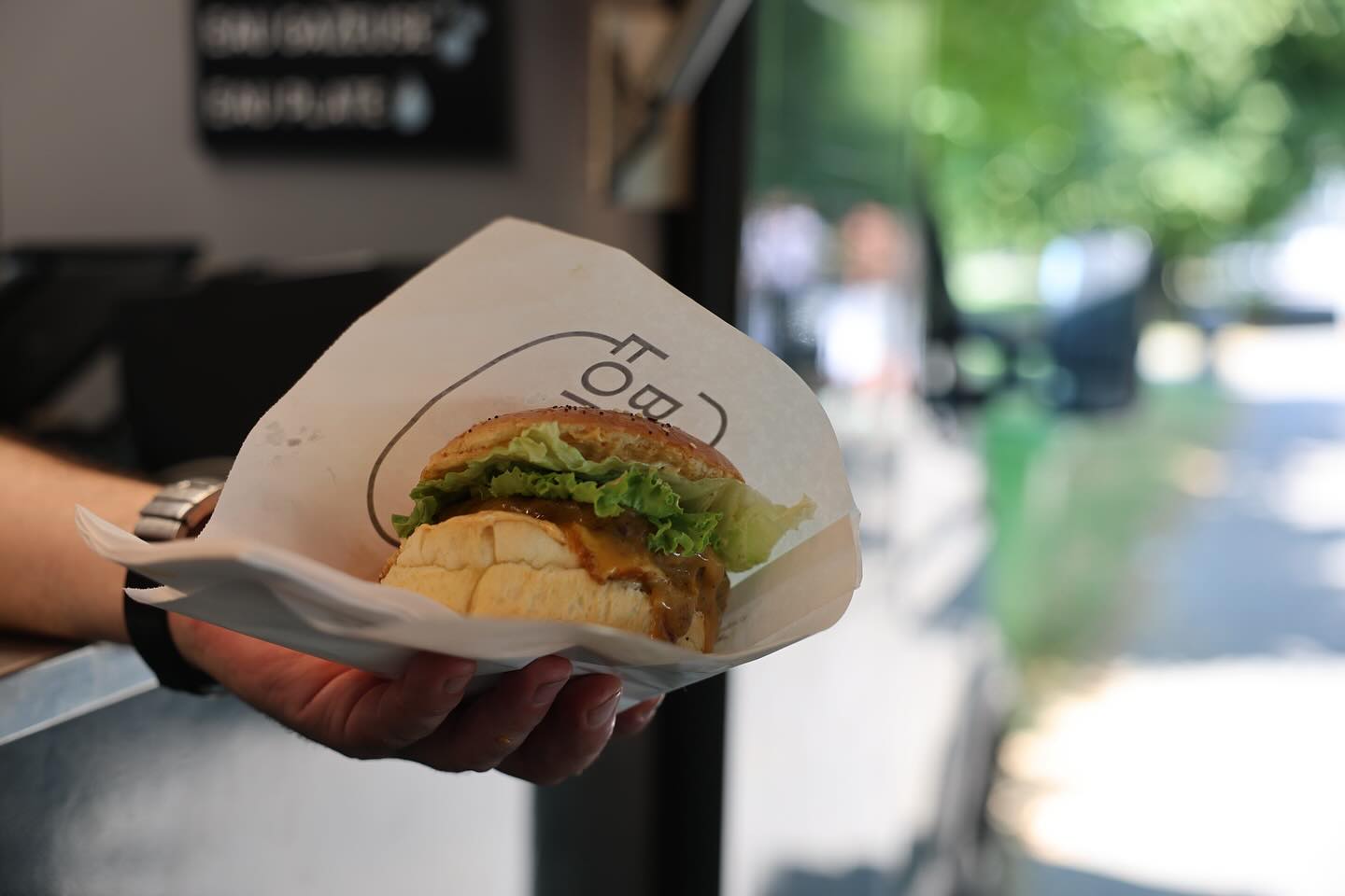 🔥 Du local, du frais, du goût: c’est la promesse de Folies Burgers!
Pain artisanal, viande du boucher, sauces maison. Le burger ? Il sort du grill quand tu passes commande.
🌿 nous proposons aussi un burger végétarien, avec des falafels, des tomates séchées, salade, du guacamole et confit d’oignons maison 😋