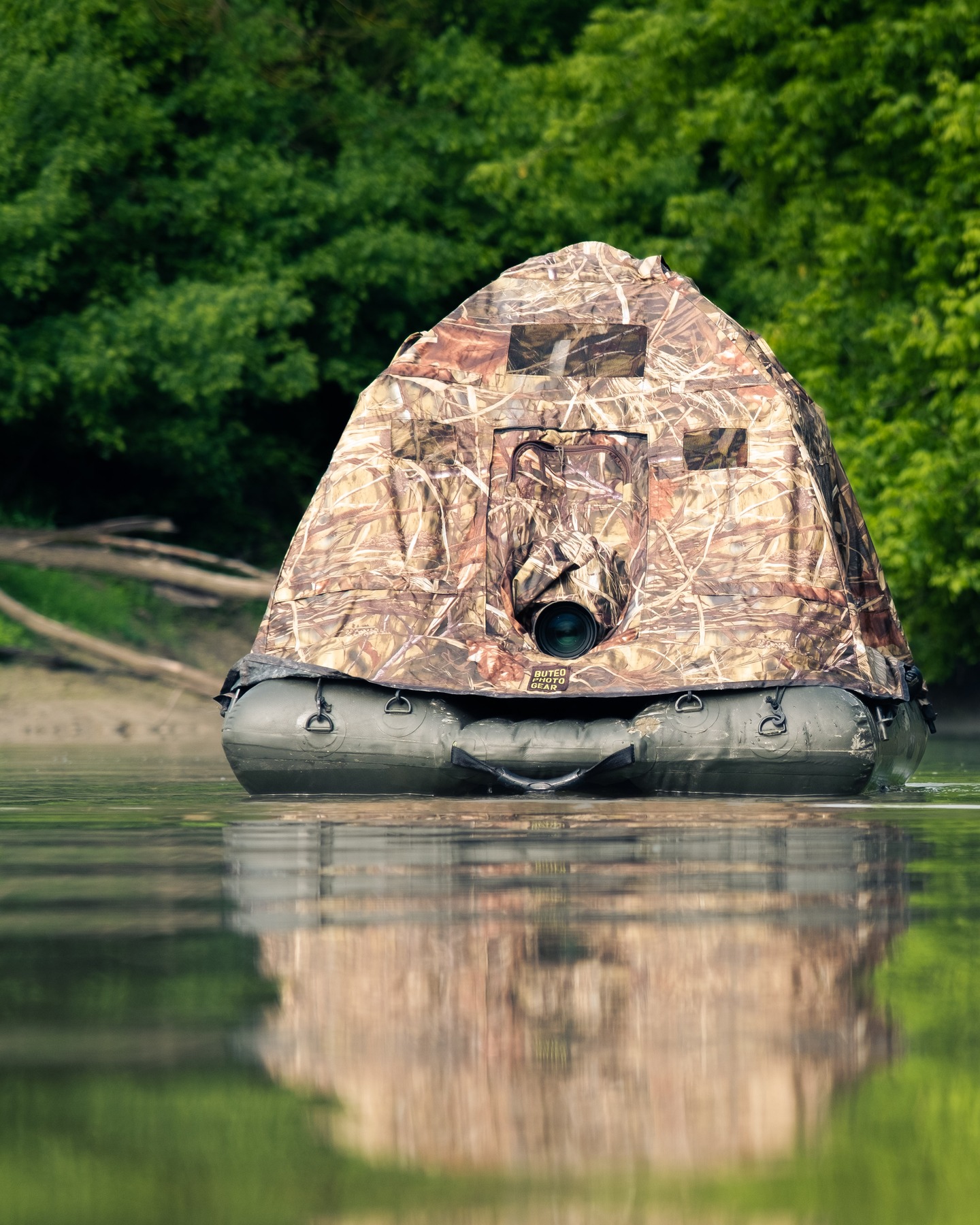 L'enjeu majeur de notre expédition est de susciter de l'émerveillement face à la beauté du vivant qui nous entoure, et notamment celui des zones humides, trop souvent délaissé. Marécages, vasières, tourbières… Ces mots sont ancrés dans l'imaginaire collectif et nous augurent bien souvent rien de très reluisant. Pourtant, ils abritent une vie foisonnante, donnant à ces lieux un caractère magique.
Encore faut-il pouvoir y accéder! Pour vous faire des images sans déranger une saison de nidification cruciale pour un bon nombre d'espèces, nous utilisons un affut flottant. Combiné à une salopette de pêche, il nous permet de nous déplacer discrètement dans des eaux peu profondes.
On rappelle quand même que ces zones abritent 40% de la biodiversité terrestre pour seulement 6% de superficie totale. Aujourd'hui, ils disparaissent 3x plus vite que les forêts.
On aime ce que l'on connait et on protège ce que l'on aime.
Connaissez vous ces lieux?
#wildlifeofinstagram #marecage #zonehumide #danube #bird_captures #affutflottant @buteophotogear @rudyybueno