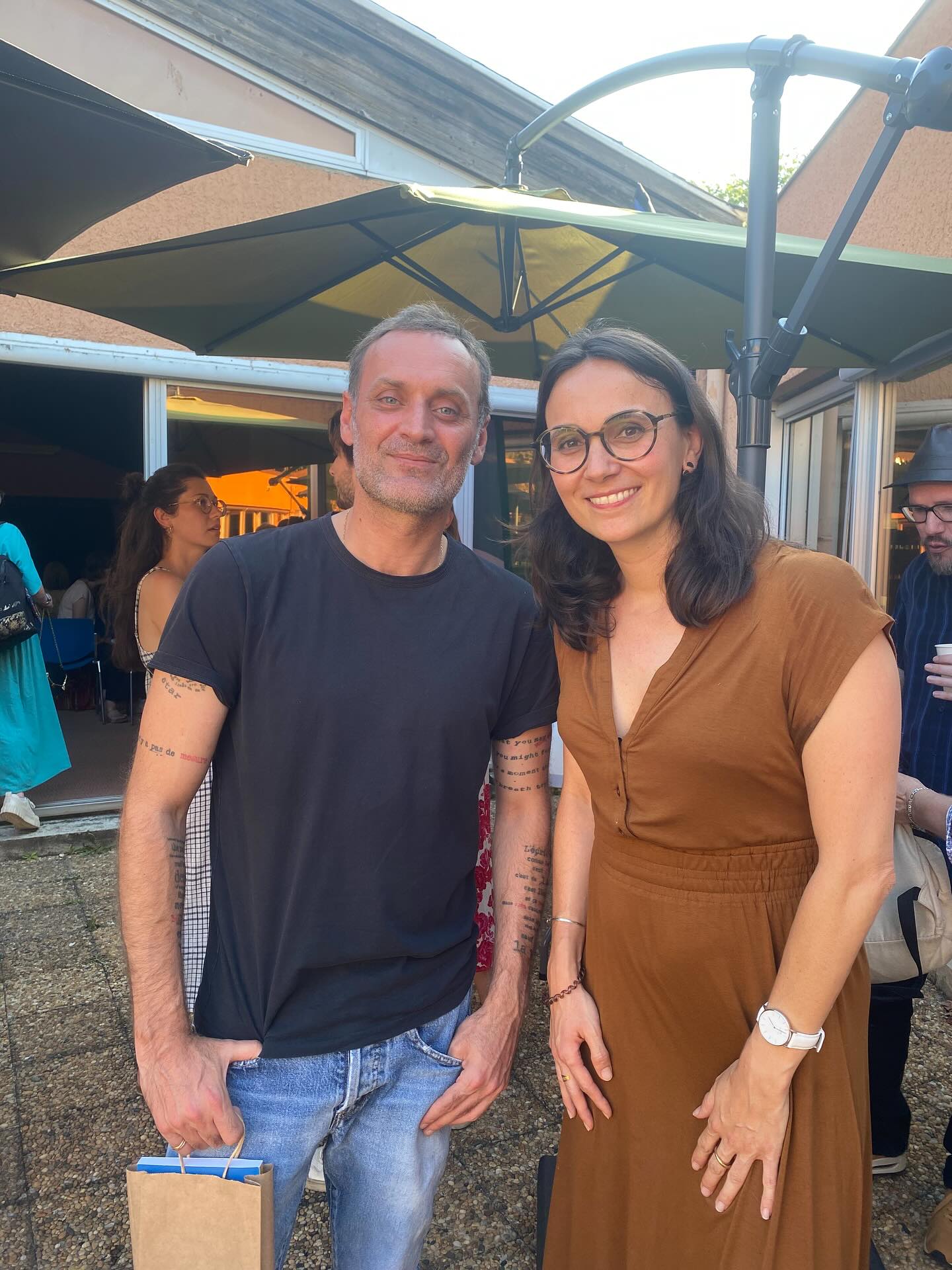 Quand @association_cerberus invite @atrapenard à Castres pour visiter une micro bibli (entre autres), cela donne lieu à de riches discussions (comme toujours) et à de belles rencontres.
Et puis Augustin Trapenard avec Celui qui haïssait la guerre entre les mains, ça fait un petit quelque chose 😉.
Bravo aux organisateurs, aux participants et un immense merci à Augustin pour sa disponibilité et sa gentillesse.
#castres #litterature #lagrandelibrairie #ecriture #lecture