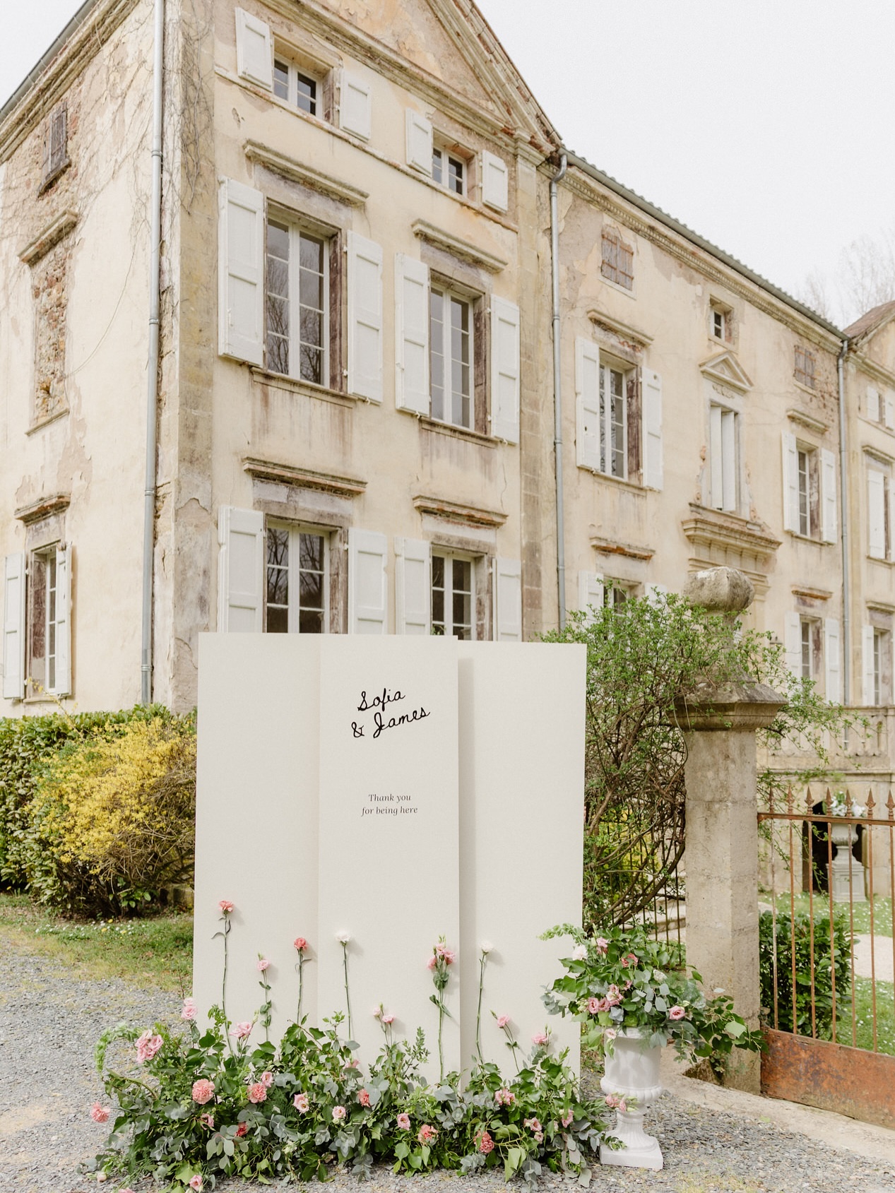 When your welcome board to greet your guests also doubles as a photo backdrop during the cocktail hour 🤍
With this fabulous crew
Planner @sun_day_wedding
Venue @emmene_moi_au_chateau
Photographer @linabernard_photographe
Videographer @margauxvouters
Content Creator @sparkly.contentcreator
Decoration @cocotteetcoquette
Floral design @nebuleusefleurie
MUAH @sarah_fekir
Stationery @zepartybox
Dress @celinemenard.fr
Suit @unjouruncostume
Rings @bijouterie_mohedano
Earrings & Hair Pins @sarah_fekir
Furniture rental @options_toulouse
Lovers @colinederen @guinnsoo
#weddinginfrance #frenchwedding #bridetobe #weddingcastle #weddingbordeaux #frenchweddingstyle #weddingsetup