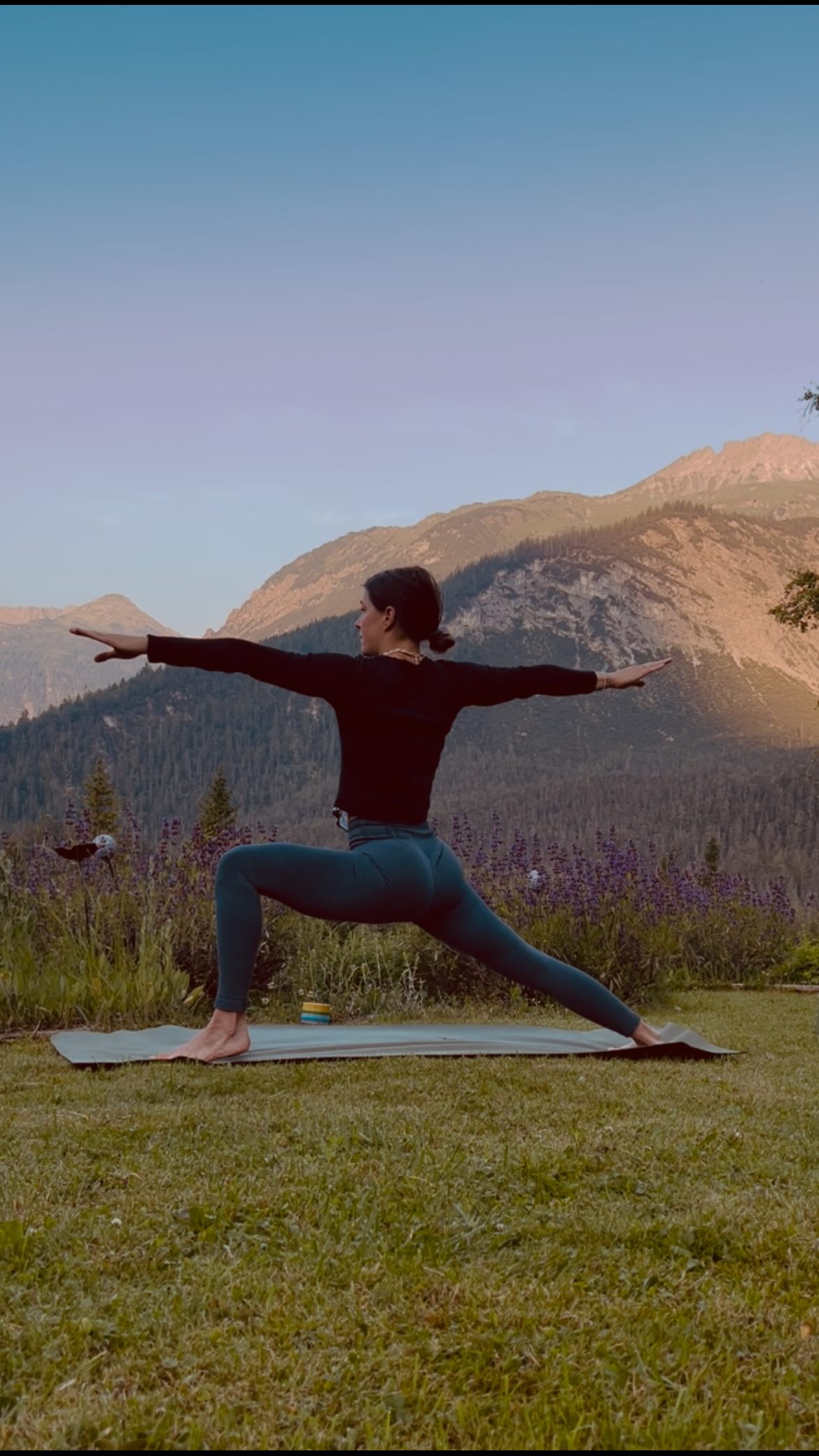 A part of my morning routine…
#mountainlove #homeiswherethemountainsare #yogapractice #yogajourney #keeppracticing #keepshining