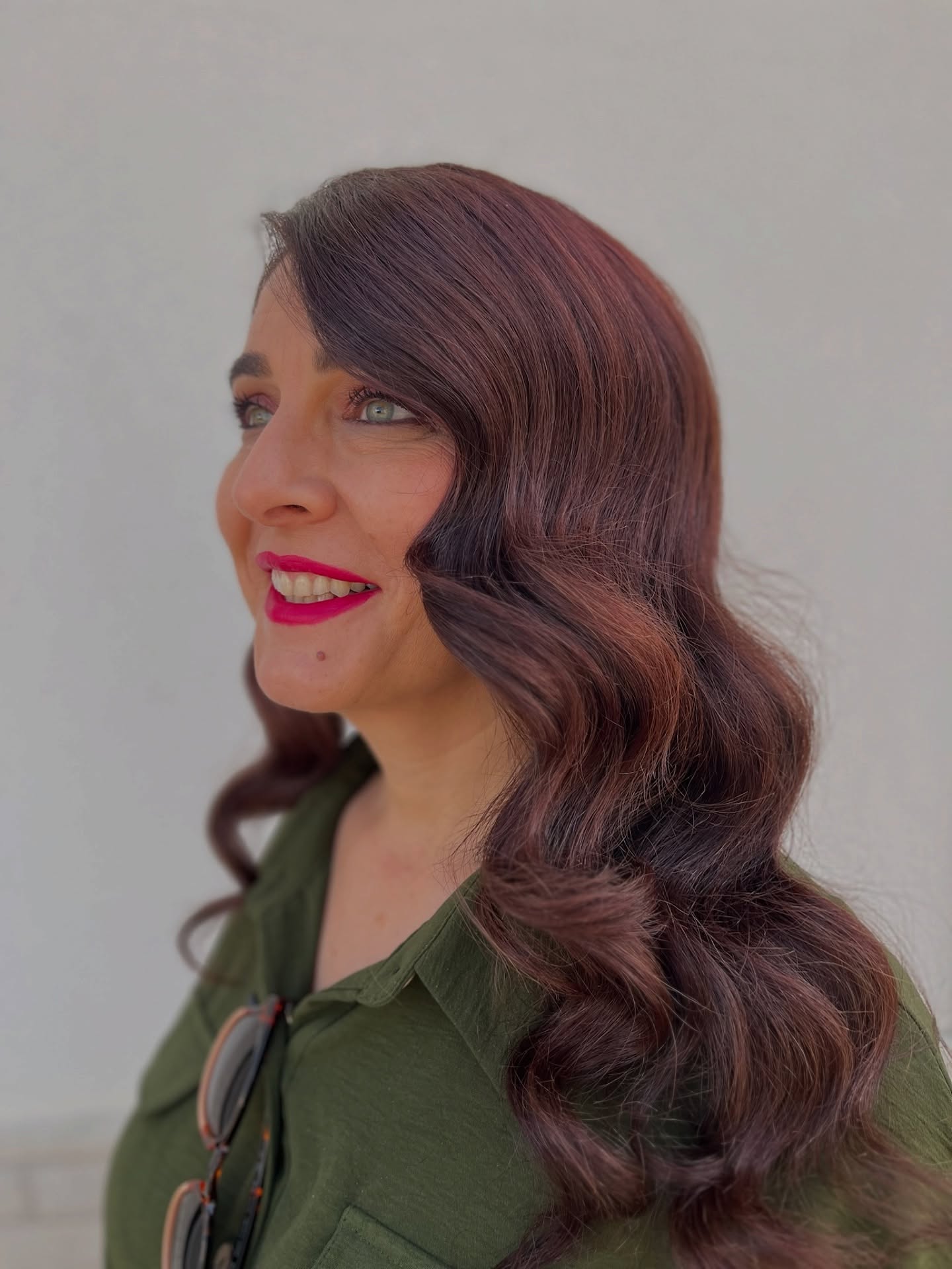 ✨Ondas al agua con acabado pulido y brillo espejo✨
Trabajamos el cabello con herramientas térmicas y productos de fijación suave para lograr una forma definida, elegante y duradera 💇🏽♀️
Ideal para eventos donde el peinado debe destacar sin perder naturalidad ni movimiento 💫
También le realizamos un maquillaje sencillo pero con personalidad, para resaltar su facciones 💖
¿Qué os parece? ⁉️
#barbaramillan #equipobarbaramillan#peluqueria #hair #makeup #moda #beauty#hairsalon #hairstyles #kerastase
#wella #coloristawella #sassoon #goaorganics #sebastianprofessional