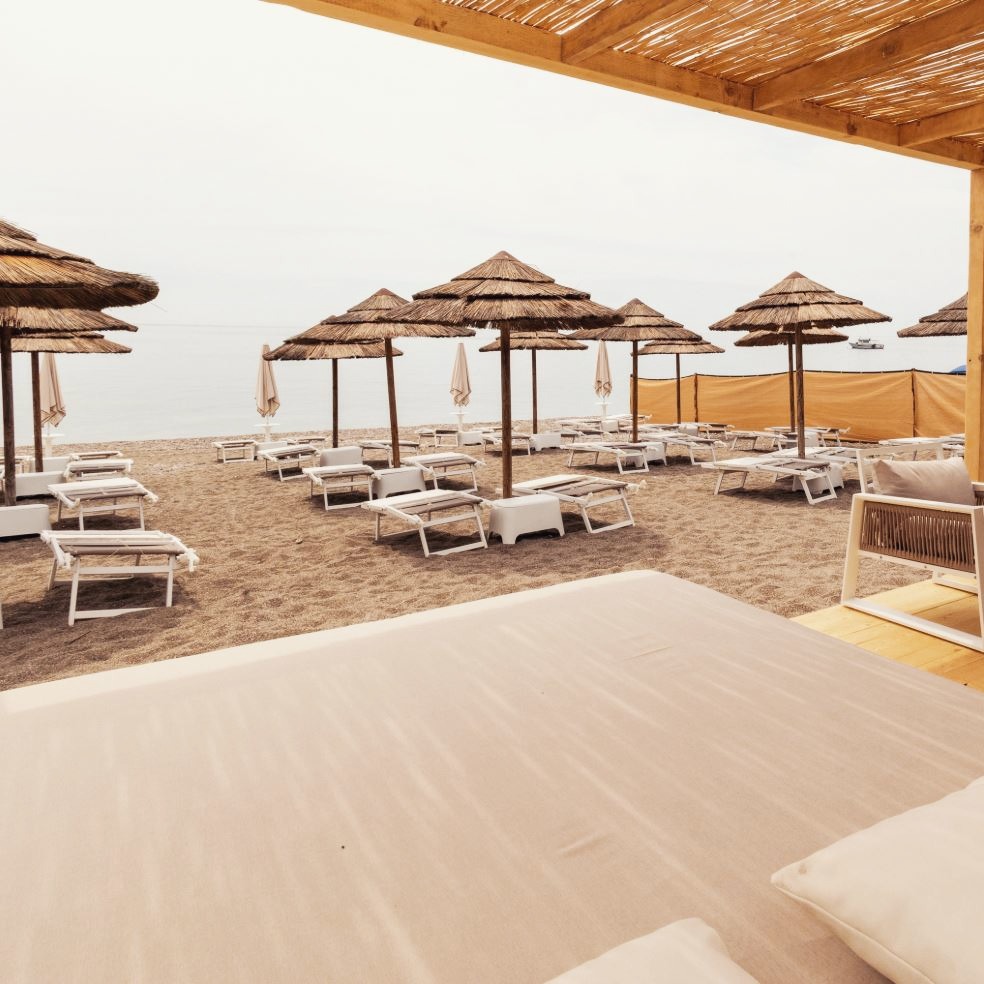 ☀️ Dolce Vita direkt am Meer!
.
Barfuss im Sand, ein Spritz in der Hand und der Blick auf das türkisfarbene Wasser – Movida Beachclub in Letojanni in Sizilien, am Fusse von Taormina, ist der perfekte Mix aus Entspannung, Sonne und sizilianischem Lebensgefühl. 🌊🍋🌴
.
- shuttle ab/bis Taormina und Umgebung
- Reservationen können gerne über PN gesendet werden.
- Privatparkplatz vorhanden
- Musik, Sound und Tanz ist garantiert
.
#BeachVibes #Letojanni #MovidaMoments #SizilienErleben #smilereisen #sonialitterio