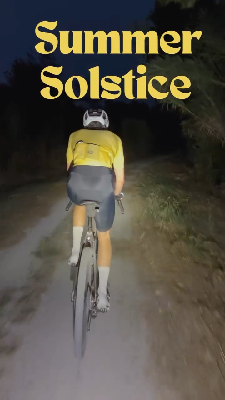Getting closer to the Summer Solstice, when the shortest night of the year comes to reality 🌔.
This year we’ve started the Summer Solstice Cadaqués ride to celebrate the beginning of summer and of @grvlhouse 🙌🏽. We rode overnight and saw the sunrise from the sea, had early breakfast in Cadaqués and returned home 💯. We hope many more to come, with many of you 🫶🏻
Come stay at @grvlhouse and discover it for yourself 🌾🚲
Hit us up to craft your one-of-a-kind adventure at Gravel House Empordà 🚀
#gravelcycling #gravelbike #adventurecycling #bikepacking #gravelgrind #cyclinglife #gravelriding #explorebybike #graveladventure #ridegravel #pedalandexplore #adventureonwheels #biketrip #recovery #trainingcamp #roadbiking #cyclingtips #cyclingcamp #gironacycling #gravelcatalunya