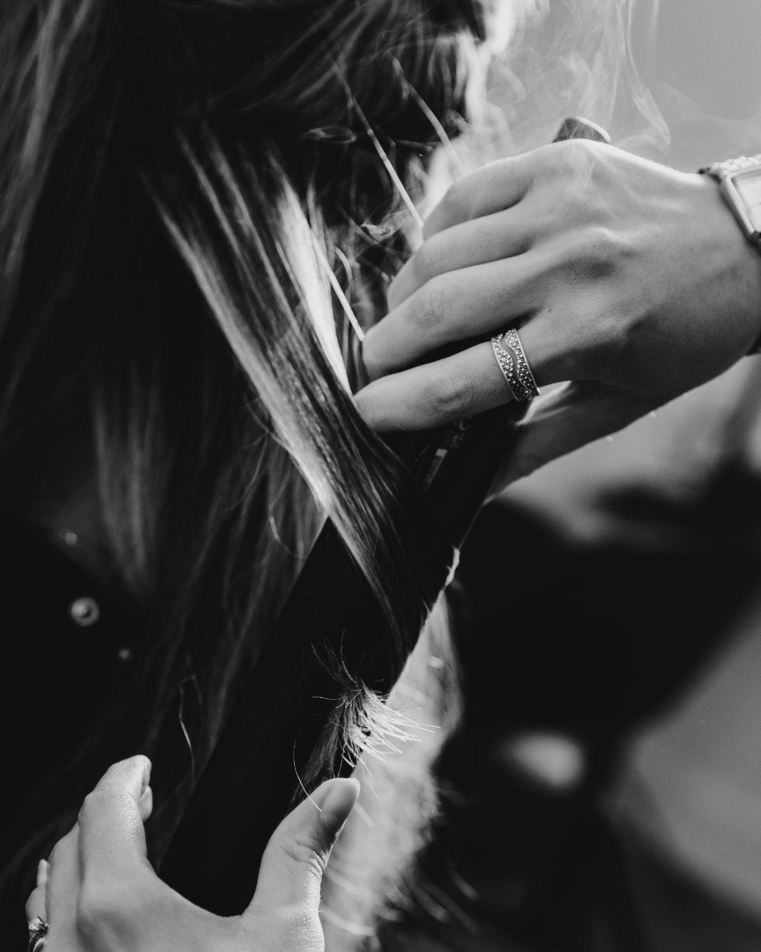 Waar stijl ontstaat
Hitte, focus en de juiste techniek. Elke beweging telt. En jij ziet het verschil.
📍 Tijd voor jouw hair refresh? Link in bio