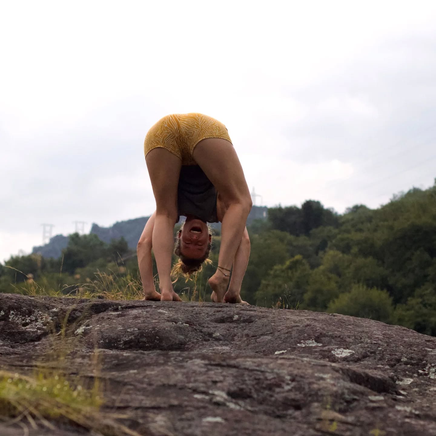 Kennst du dieses angenehme Gefühl, wenn dir jemand etwas Gutes tut?
Dieses "ohh danke 😍😍😍", herzerwärmende Gefühl, das den Brustraum weiter und den Gesichtsausdruck weicher werden lässt?
Nochmals intensiver wird dieses Gefühl, wenn die gebende Person selbst eine Freude daran hat und wortwörtlich von Herzen gibt.
Stell dir vor du bist die gebende und die empfangende Person gleichzeitig 🥰
So fühlt sich Selfcare an - einfach gut! *
* wie ganz klar am letzten Foto zu erkennen ist 😜🤣
📢 LAST CALL Selfcare Retreat Südtirol 2025
🔜 Anmeldeschluss: 30.6.25
👥👛 LAST CHANCE: meldet euch bis dahin zu Zweit an und bekommt beide noch den bereits ausgelaufenen Early Bird Rabatt (-200€)
✅ Infos & Anmeldung via Link in Miris Bio